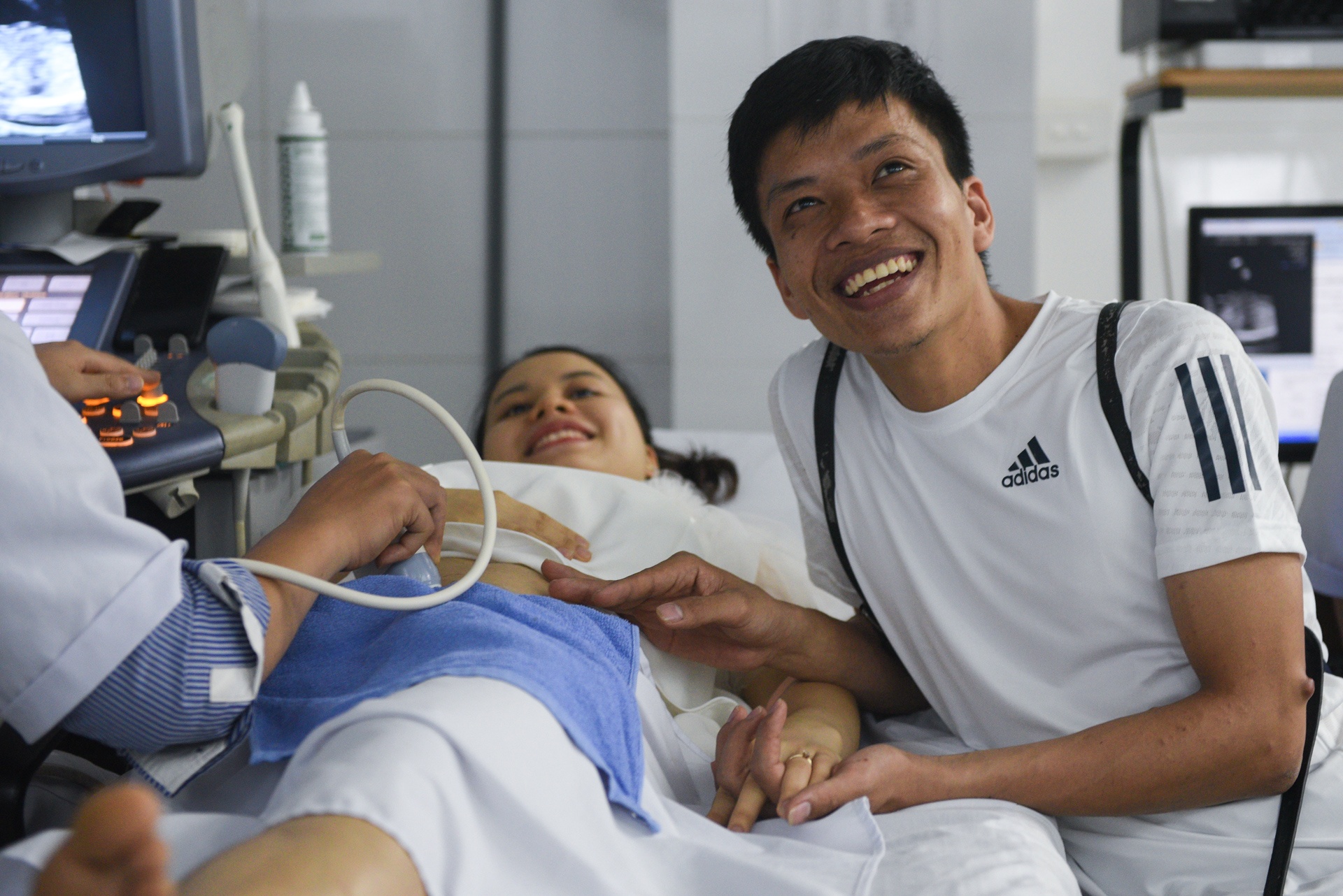 Cap doi cung mat 1 chan anh 22