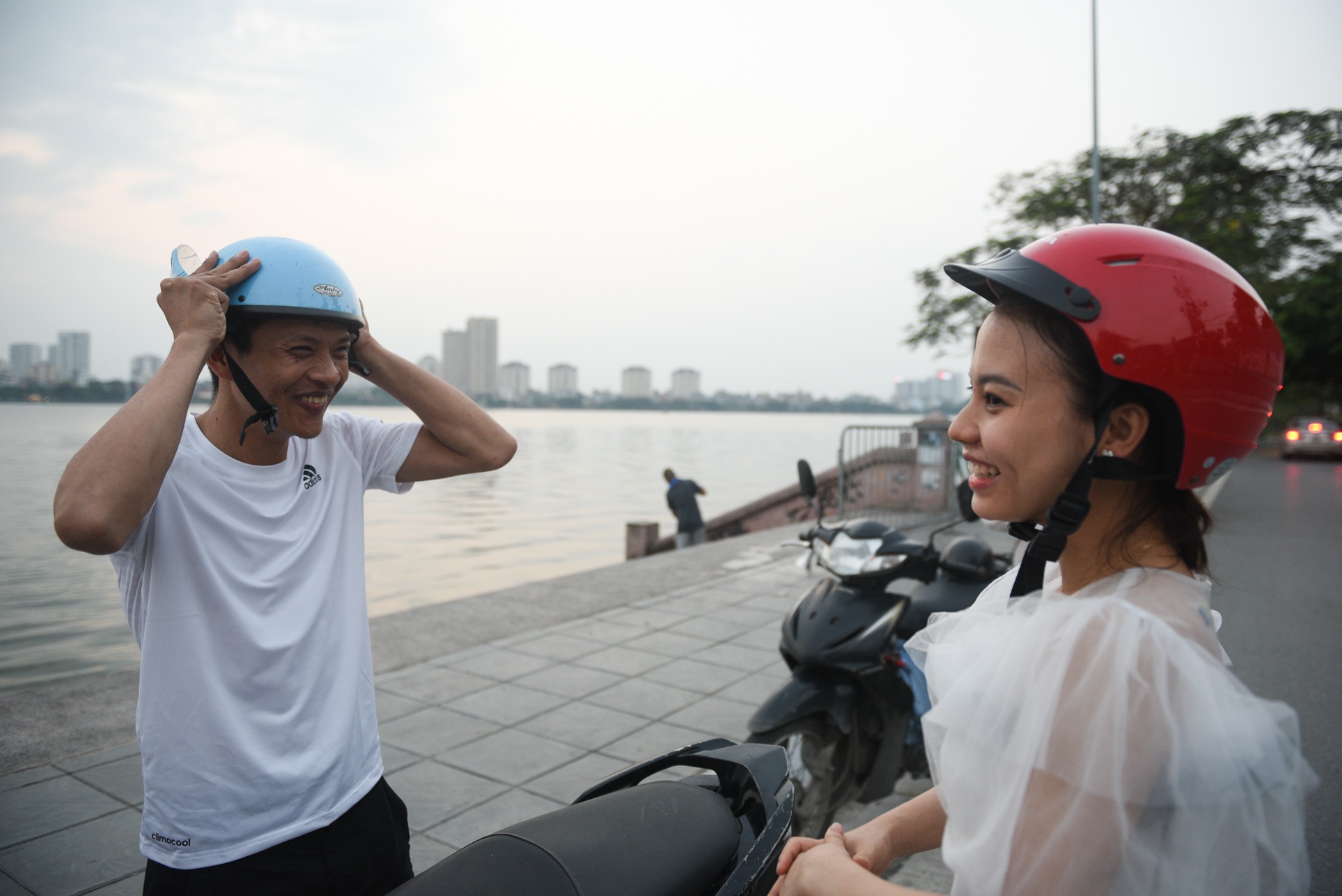 Cap doi cung mat 1 chan anh 27