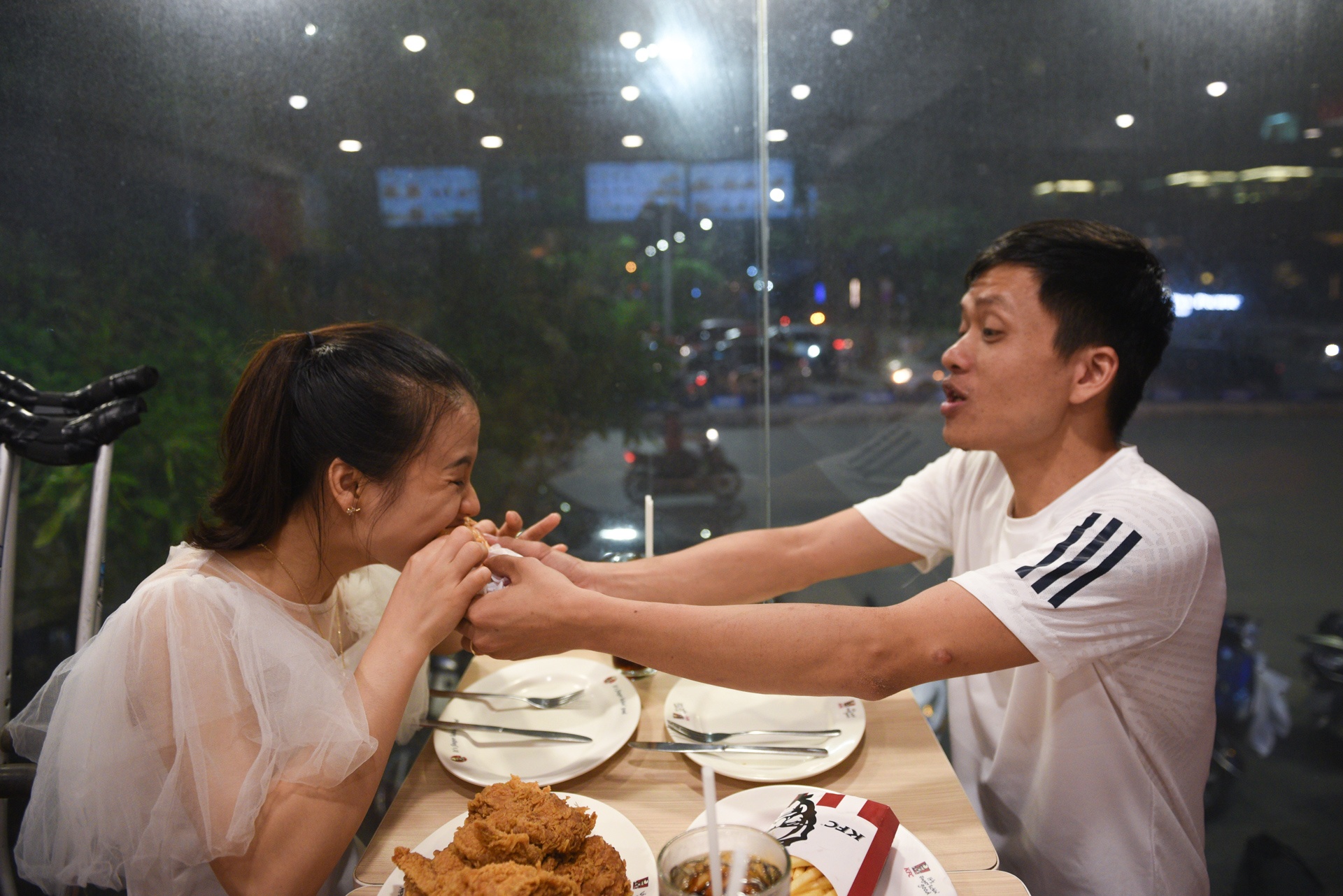 Cap doi cung mat 1 chan anh 25