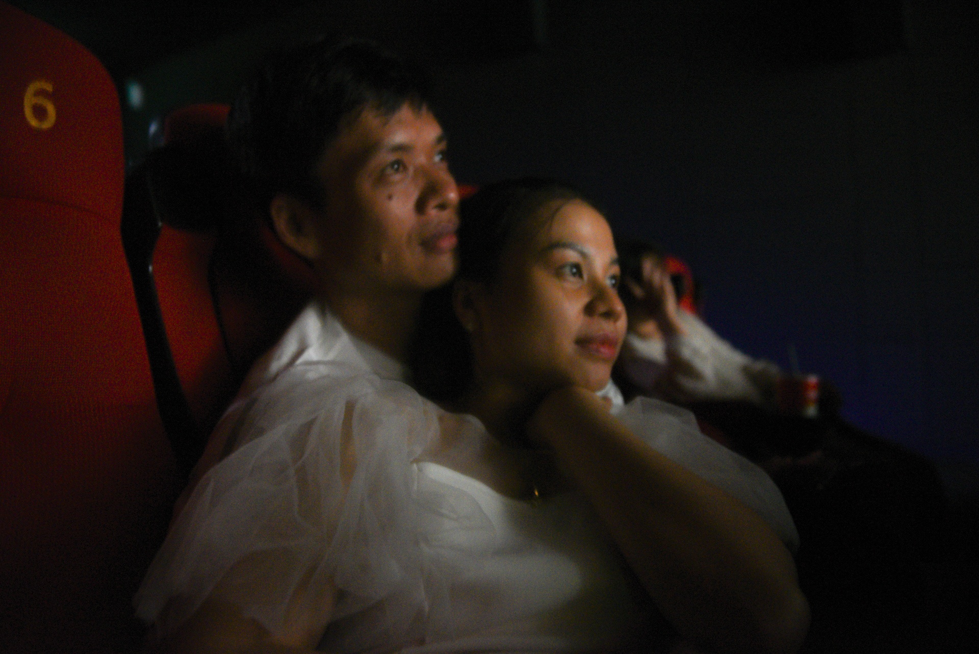 Cap doi cung mat 1 chan anh 28