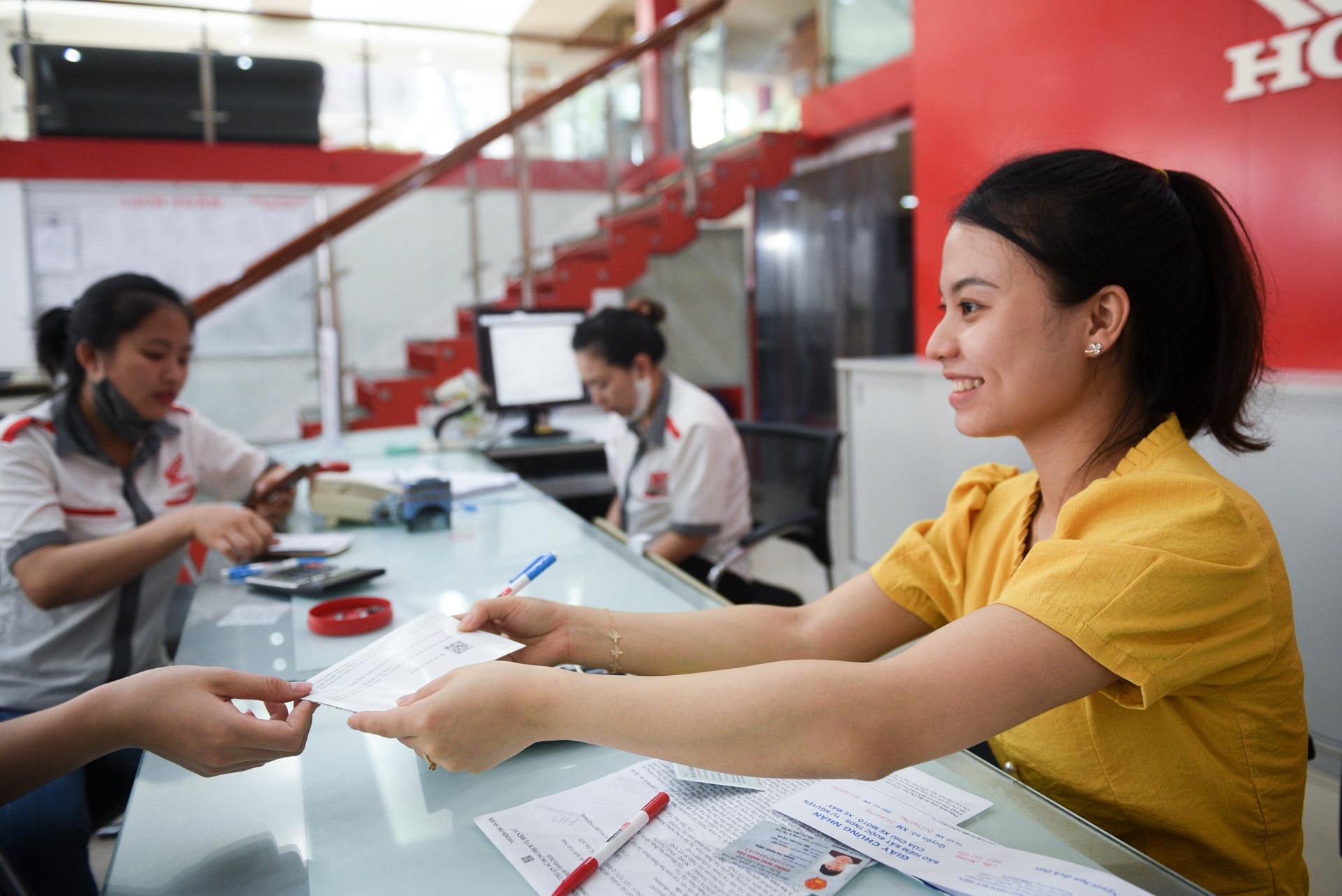 Cap doi cung mat 1 chan anh 17