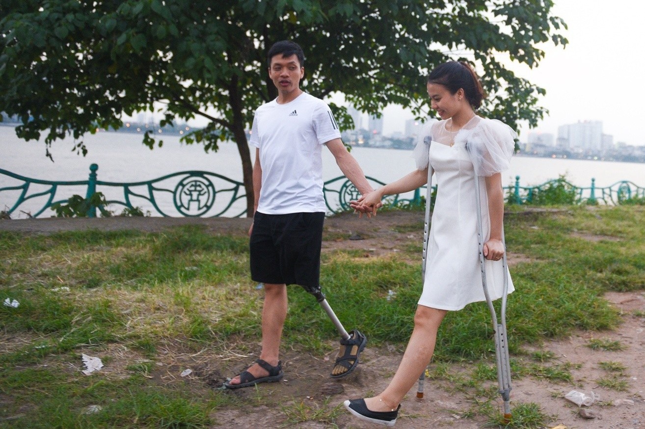 Manh ghep hoan hao cua vo chong chu linh chi, moi nguoi chi co 1 chan hinh anh