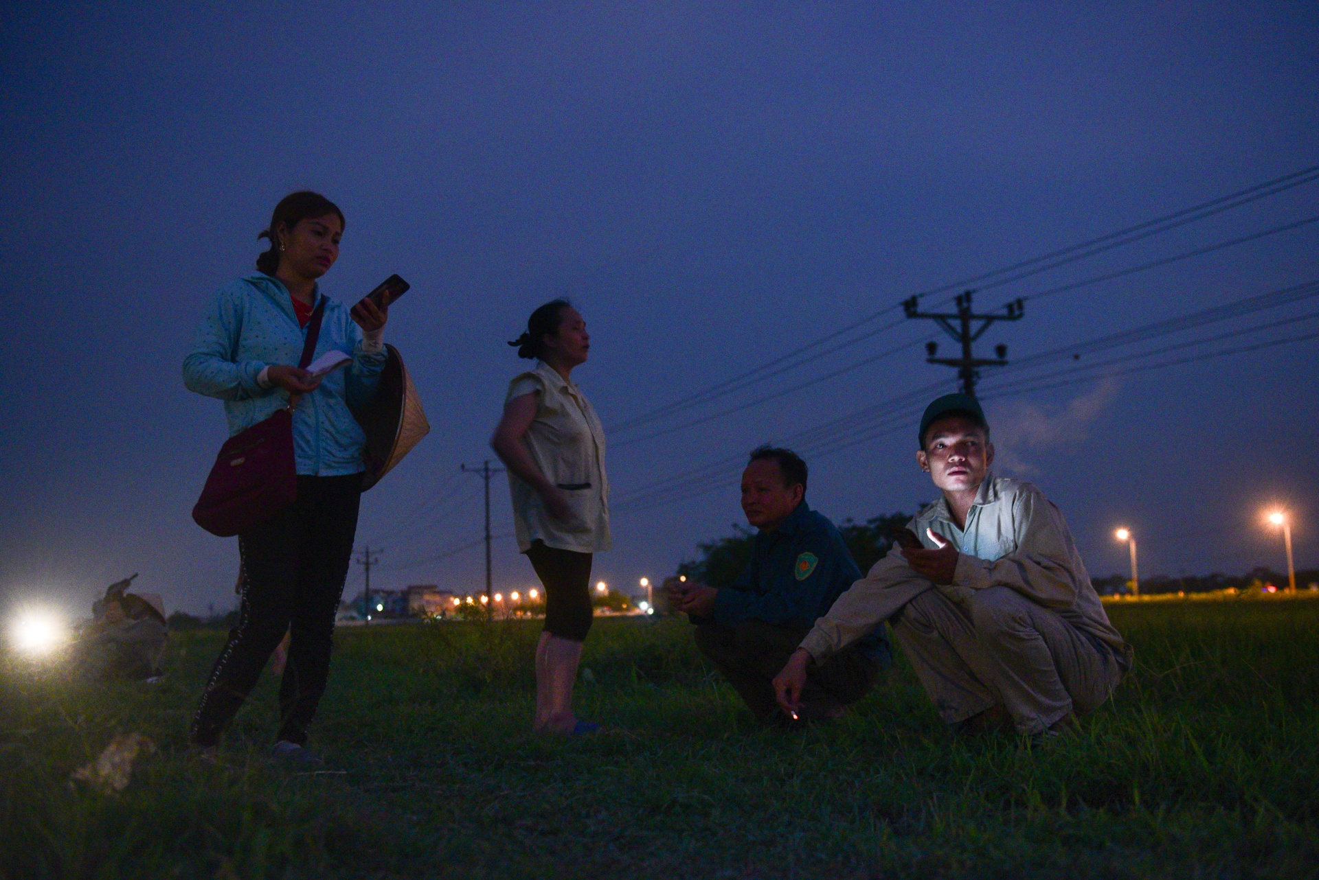 nguoi dan gat lua trong dem tranh nang anh 3