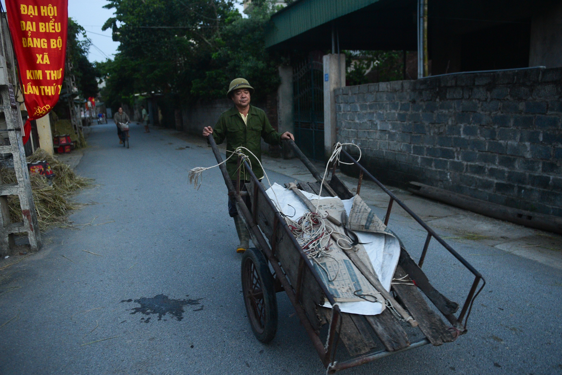 nguoi dan gat lua trong dem tranh nang anh 7