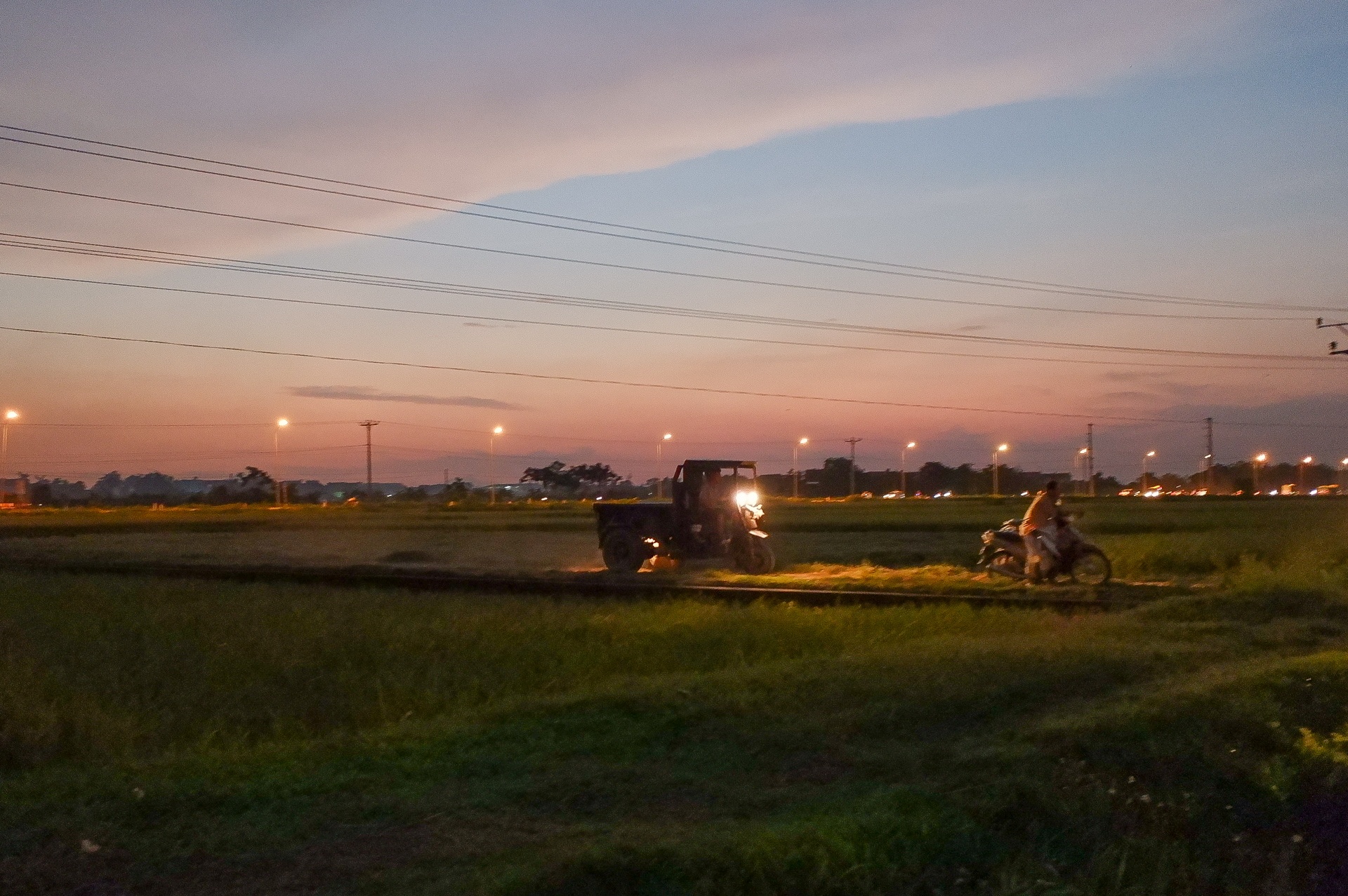 nguoi dan gat lua trong dem tranh nang anh 5