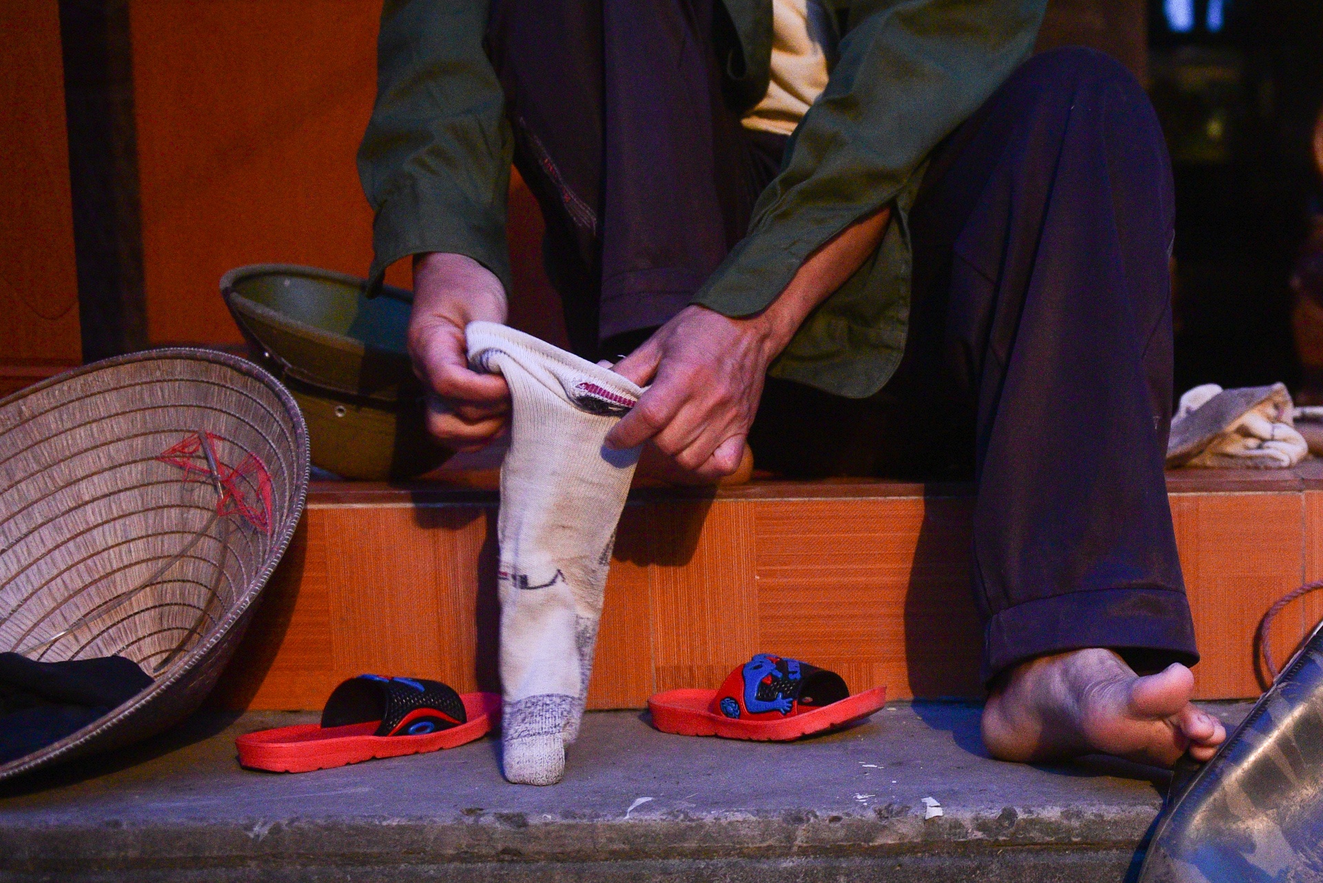 nguoi dan gat lua trong dem tranh nang anh 8