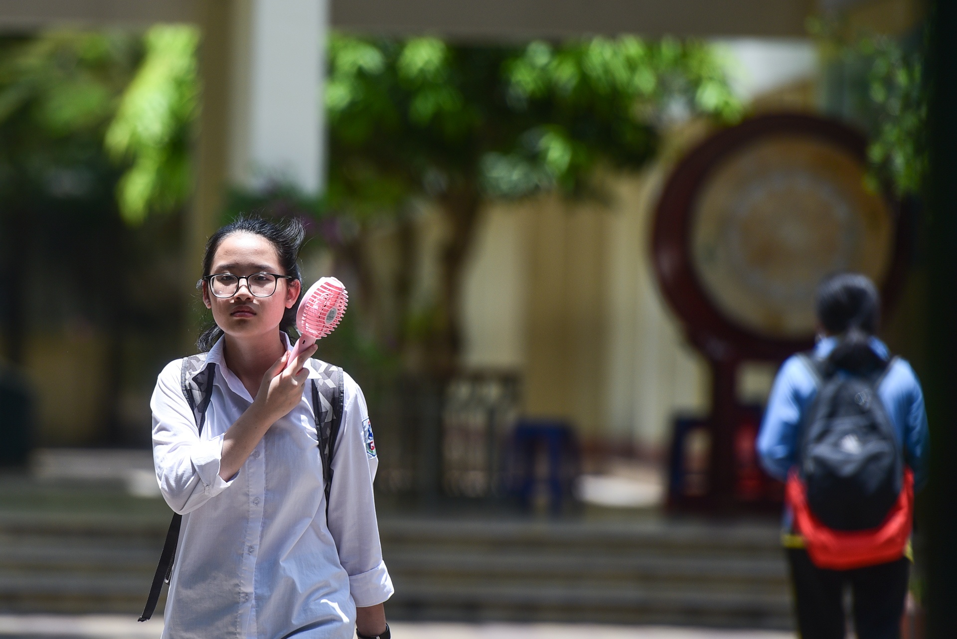 phu huynh dua don hoc sinh duoi nhiet do 40 do C anh 10