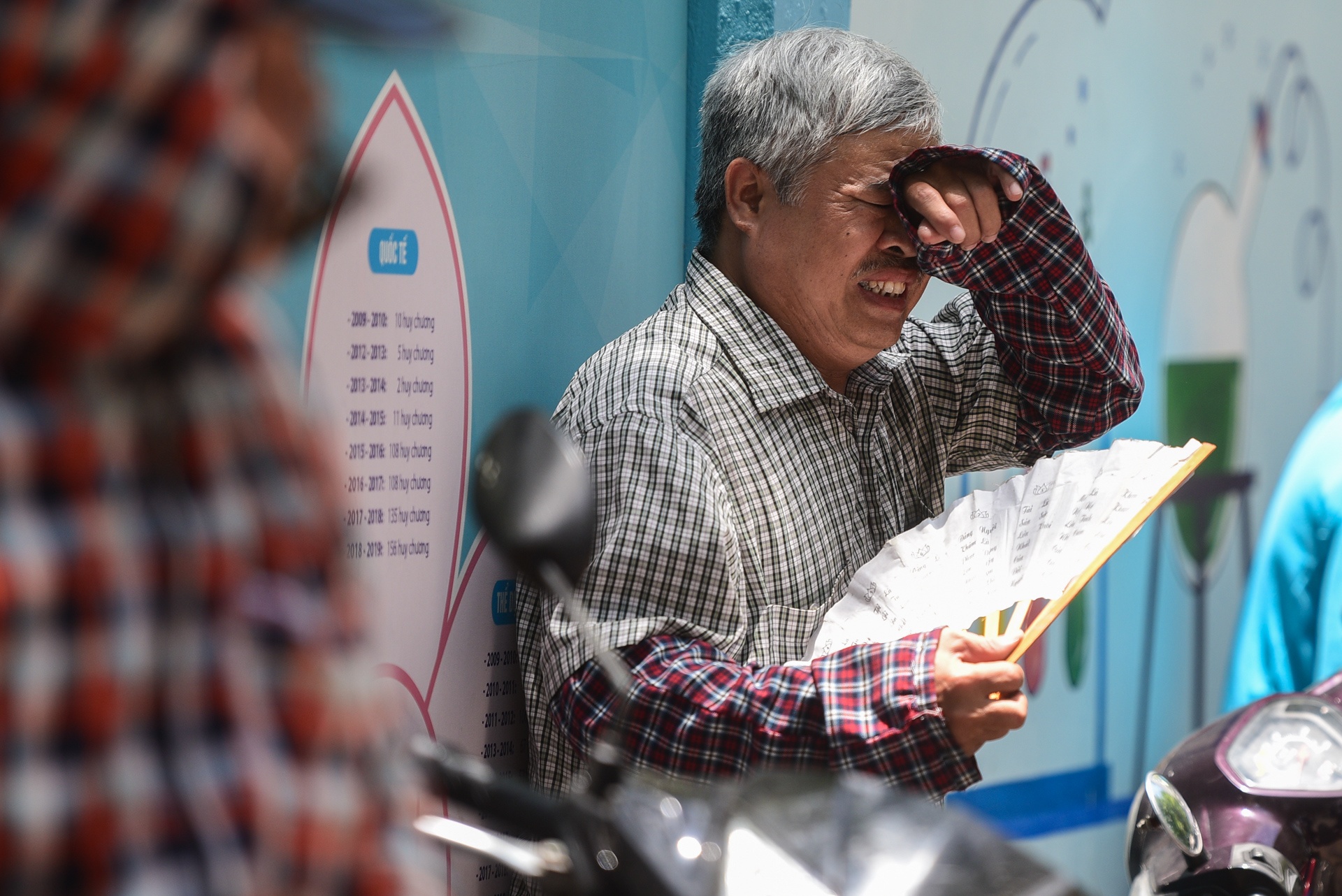 phu huynh dua don hoc sinh duoi nhiet do 40 do C anh 2