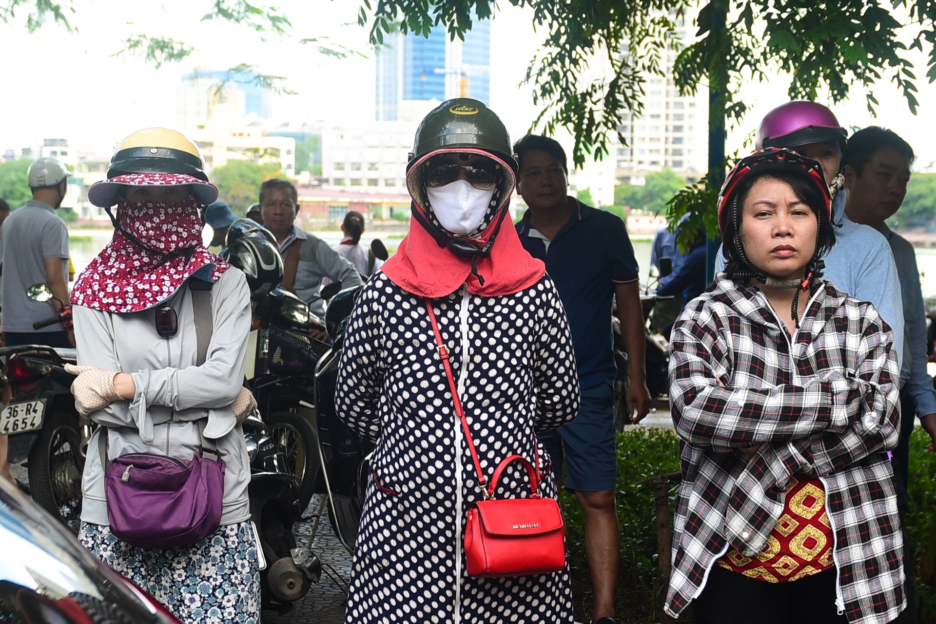 phu huynh dua don hoc sinh duoi nhiet do 40 do C anh 3