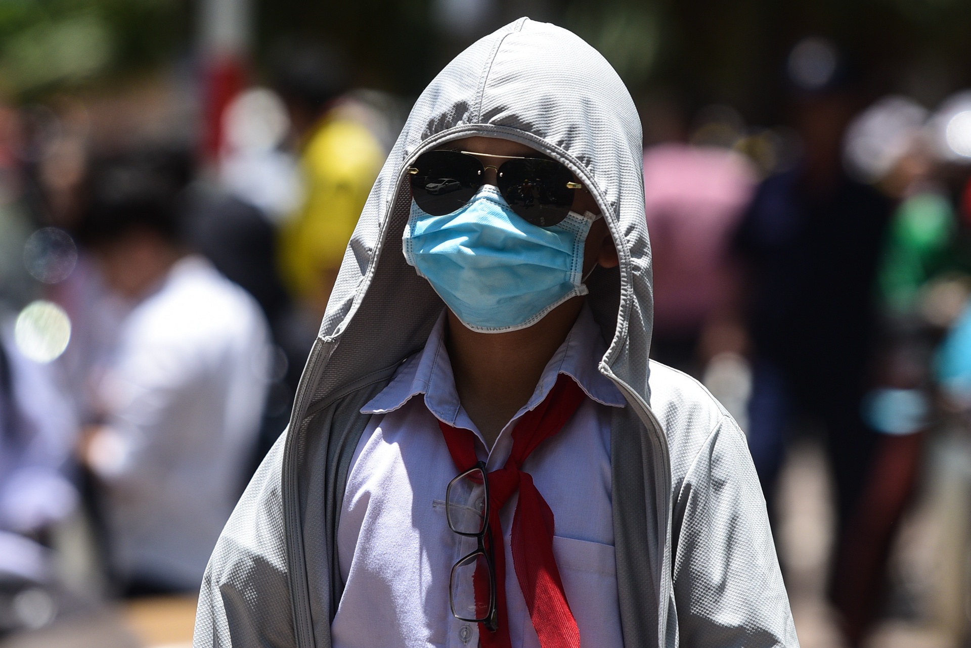 phu huynh dua don hoc sinh duoi nhiet do 40 do C anh 4