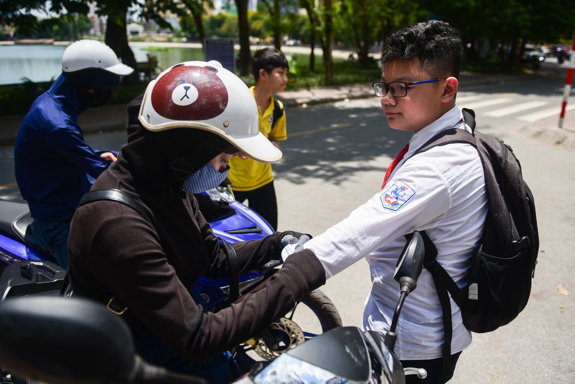 phu huynh dua don hoc sinh duoi nhiet do 40 do C anh 9