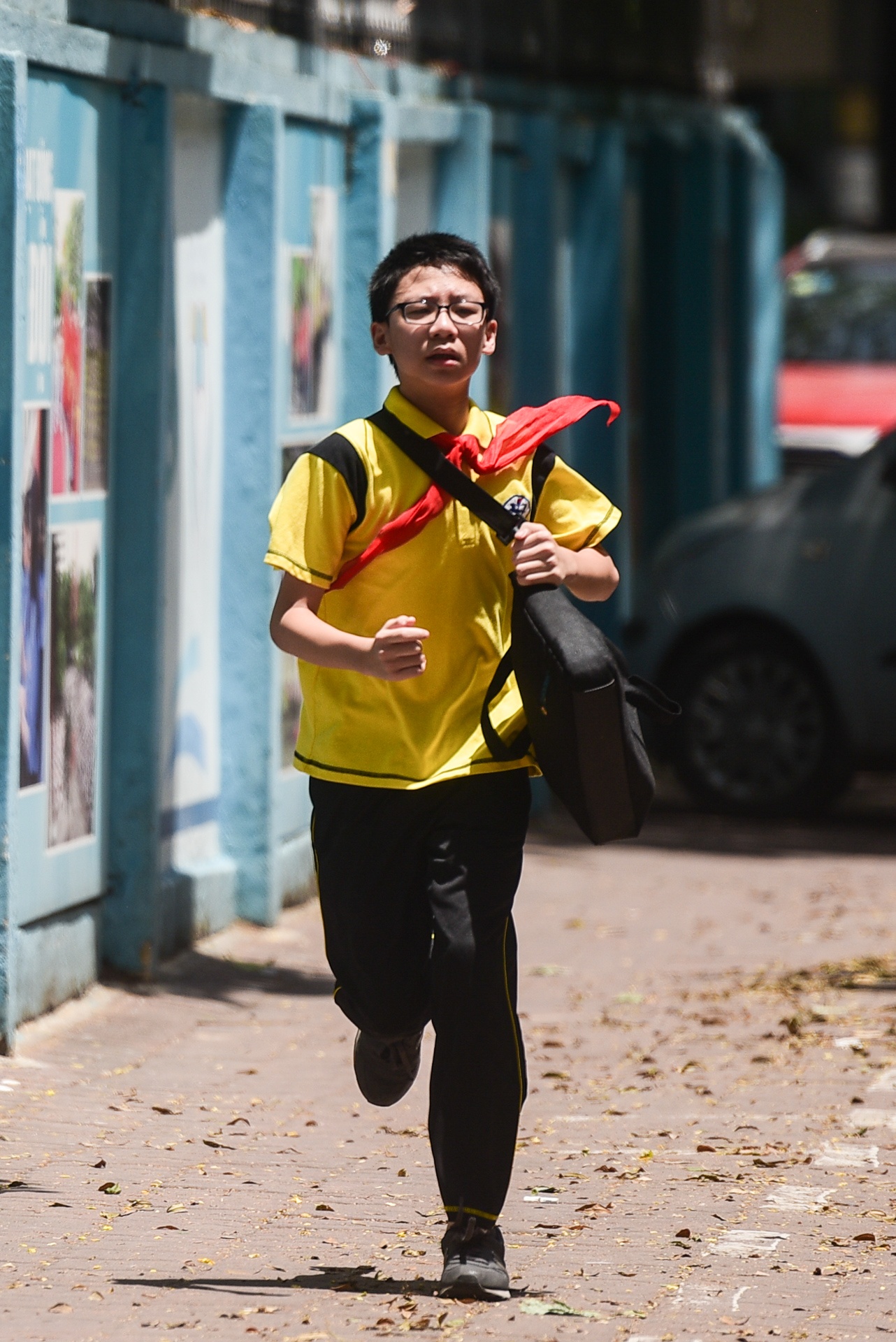 phu huynh dua don hoc sinh duoi nhiet do 40 do C anh 8