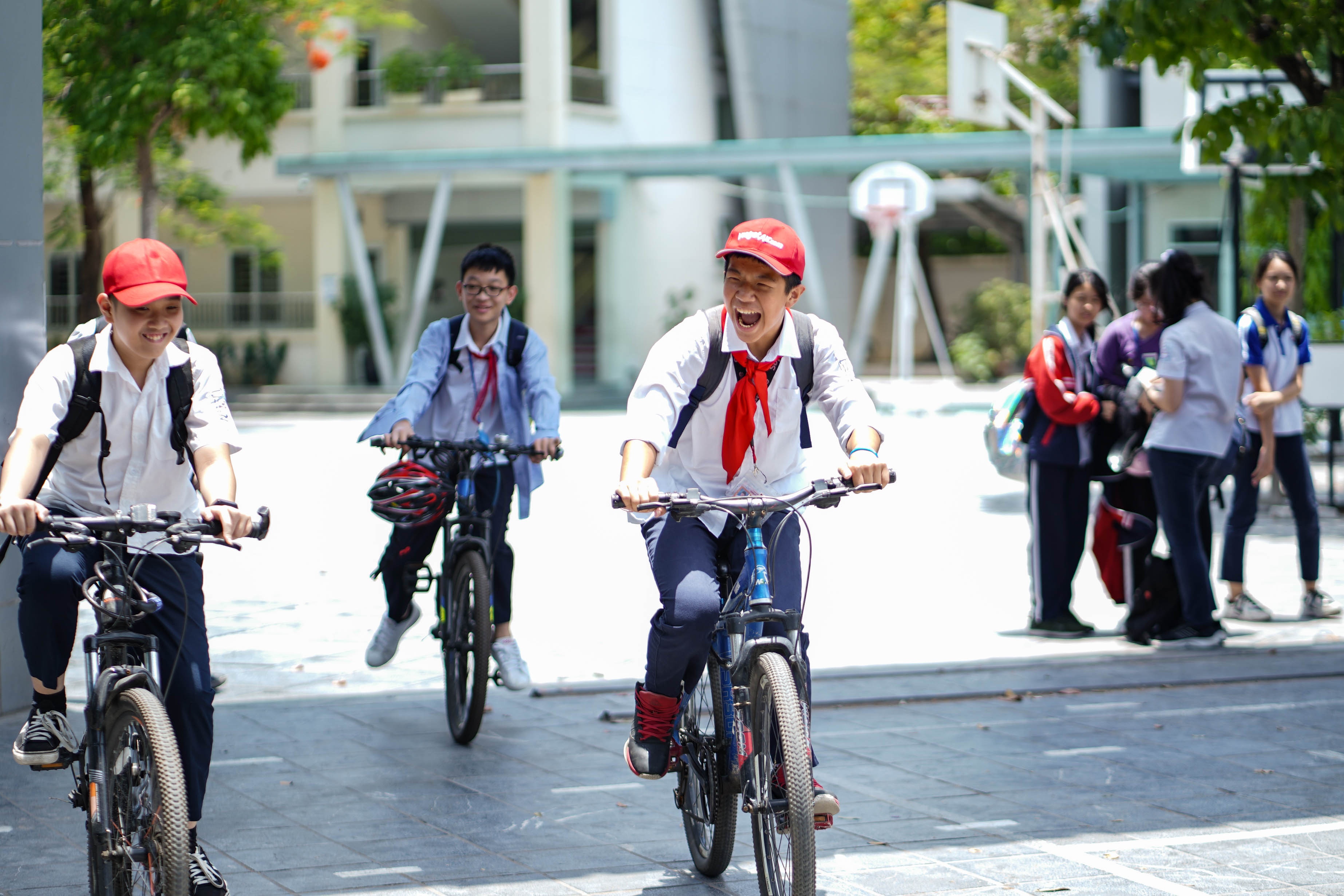 phu huynh dua don hoc sinh duoi nhiet do 40 do C anh 1