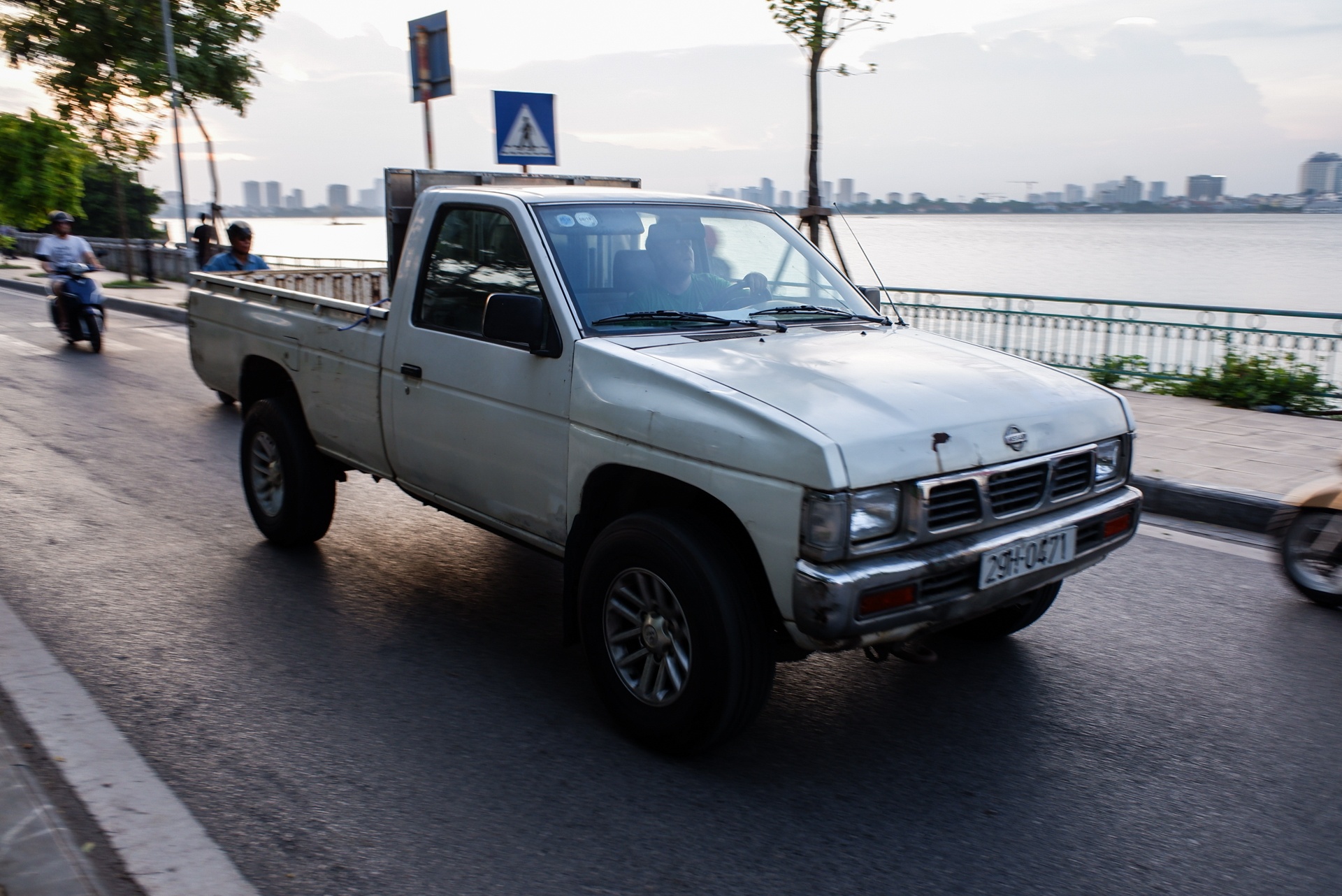 Chang trai nguoi My 4 nam don rac quanh Ha Noi anh 3