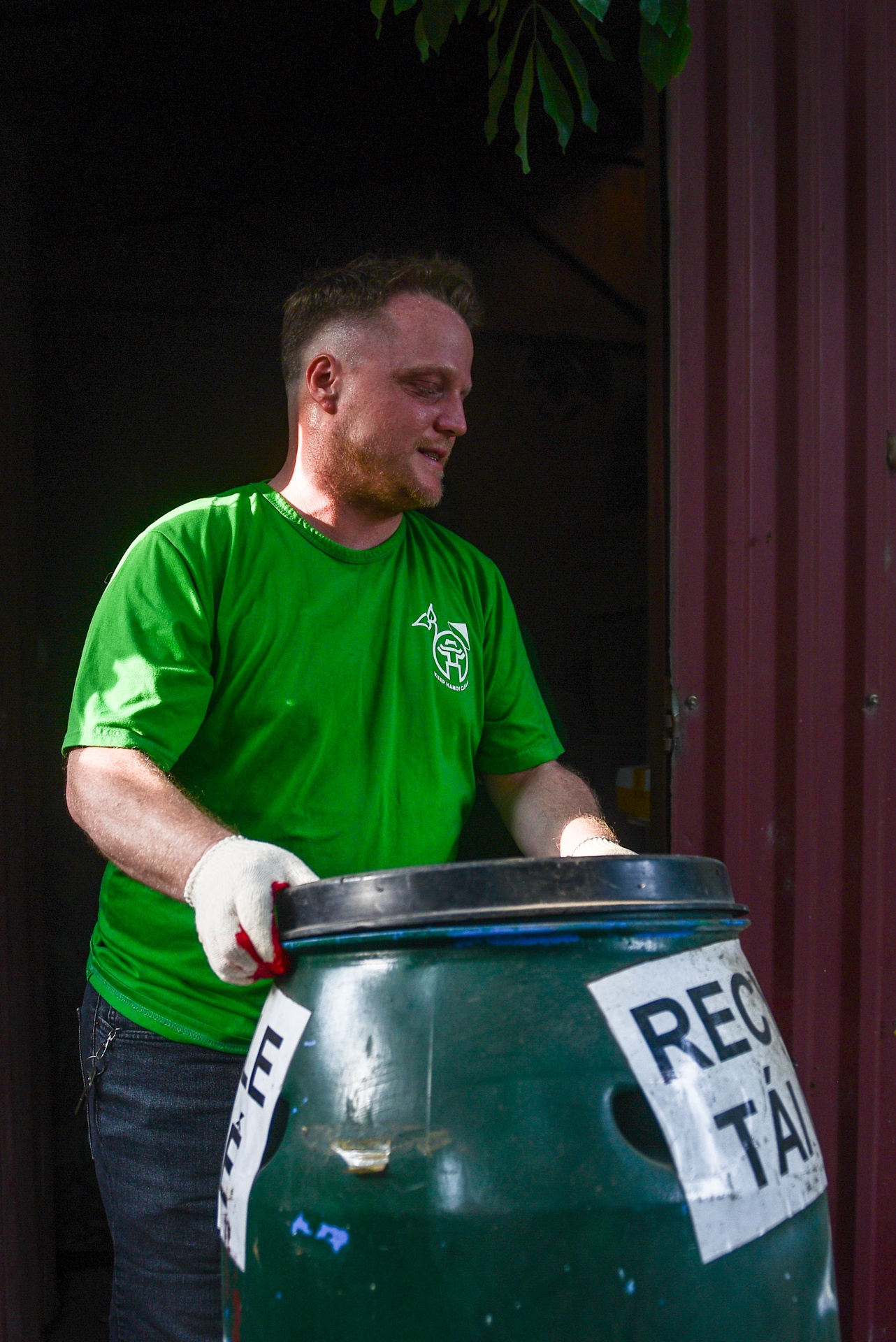 Chang trai nguoi My 4 nam don rac quanh Ha Noi anh 6