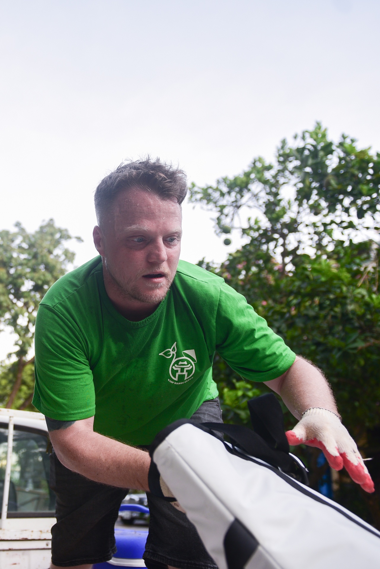 Chang trai nguoi My 4 nam don rac quanh Ha Noi anh 8