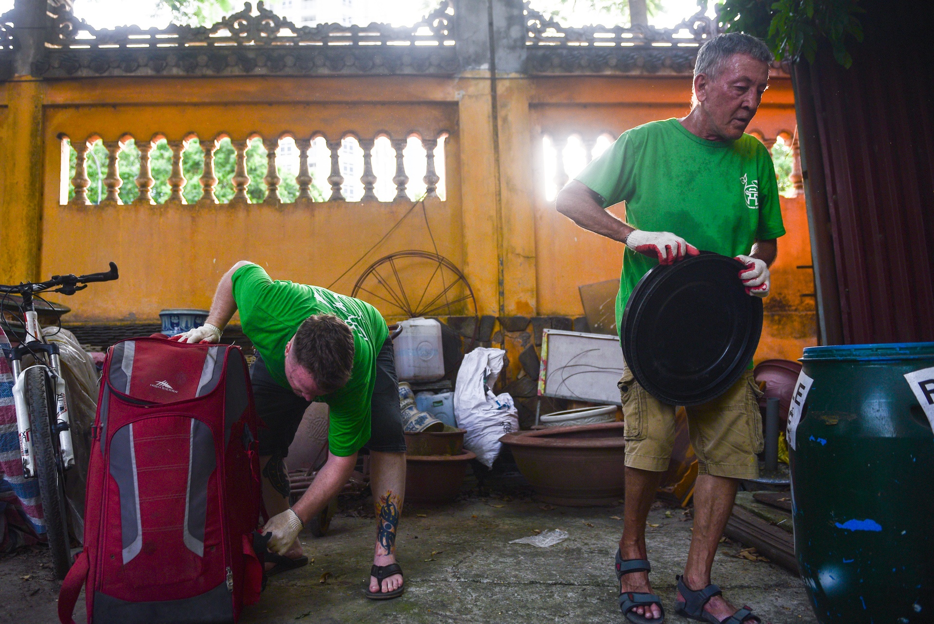 Chang trai nguoi My 4 nam don rac quanh Ha Noi anh 7