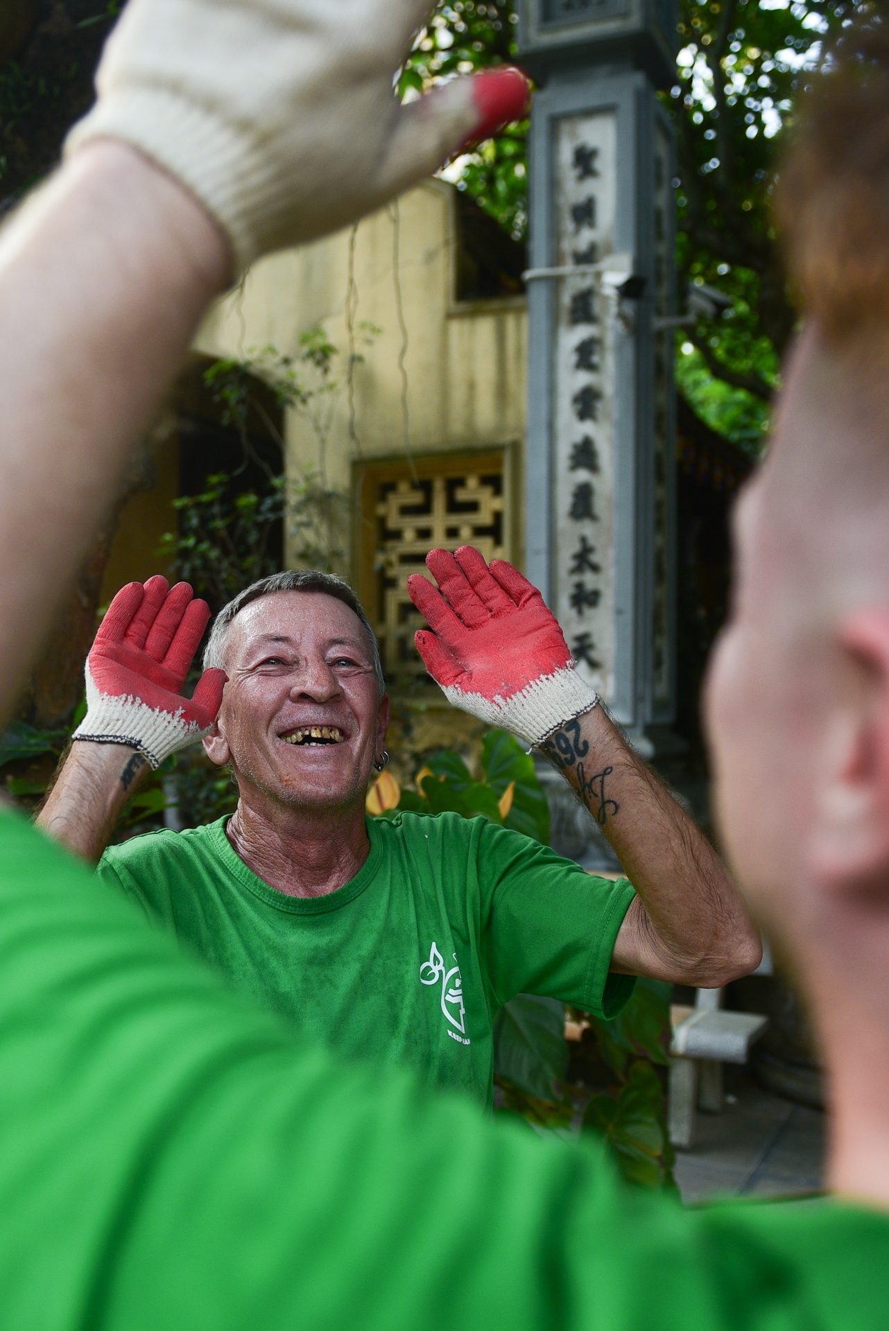 Chang trai nguoi My 4 nam don rac quanh Ha Noi anh 10