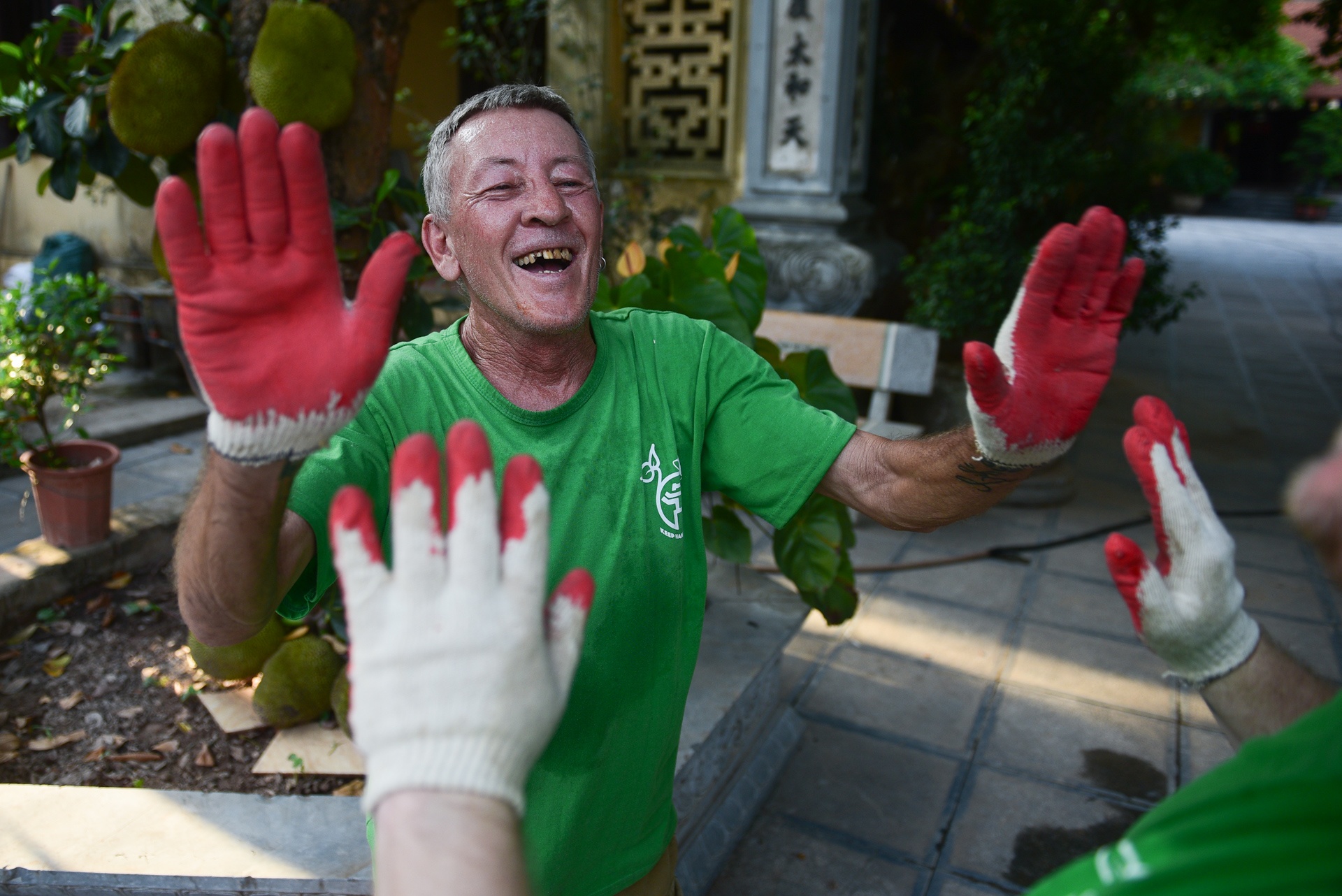 Chang trai nguoi My 4 nam don rac quanh Ha Noi anh 9