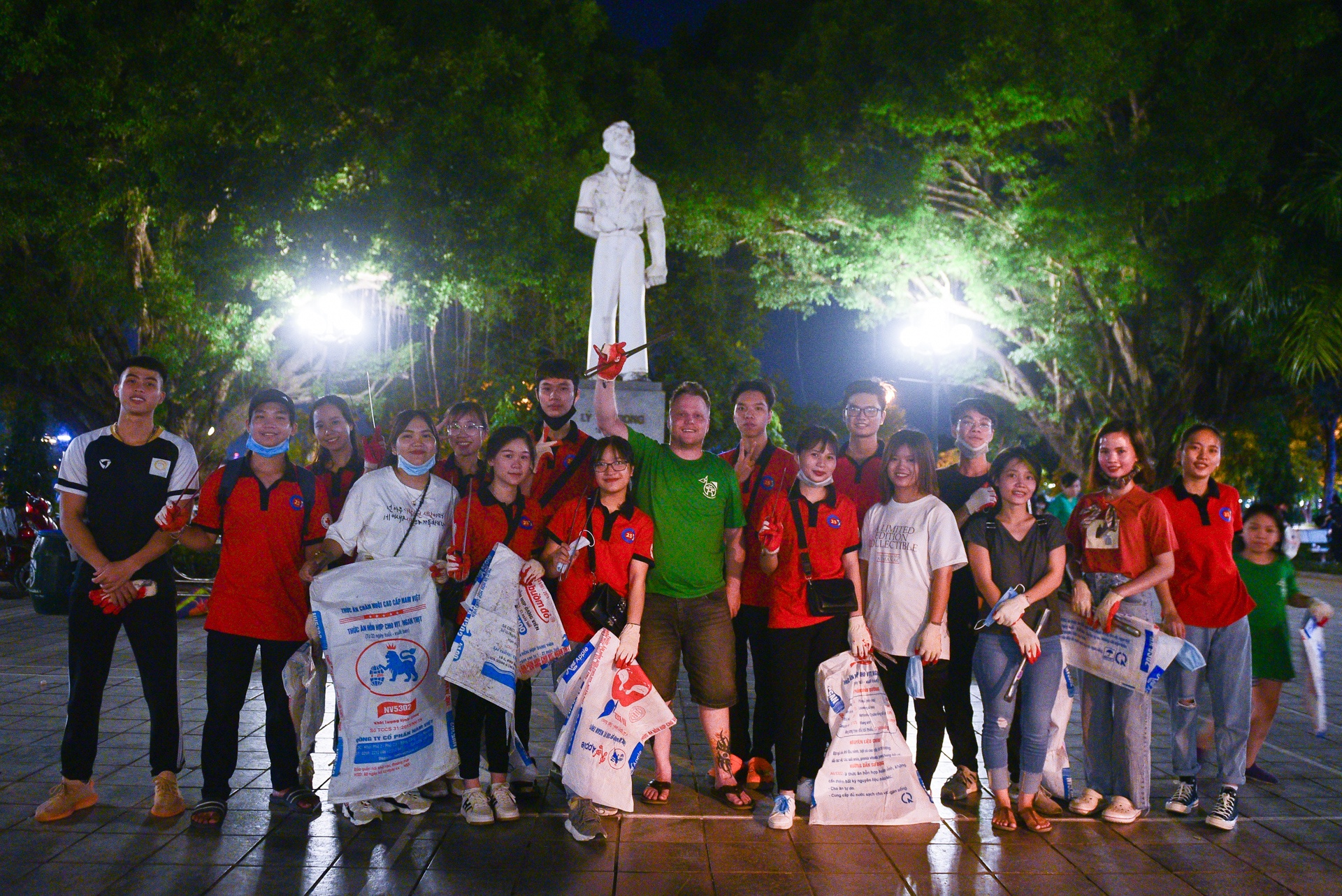 Chang trai nguoi My 4 nam don rac quanh Ha Noi anh 30