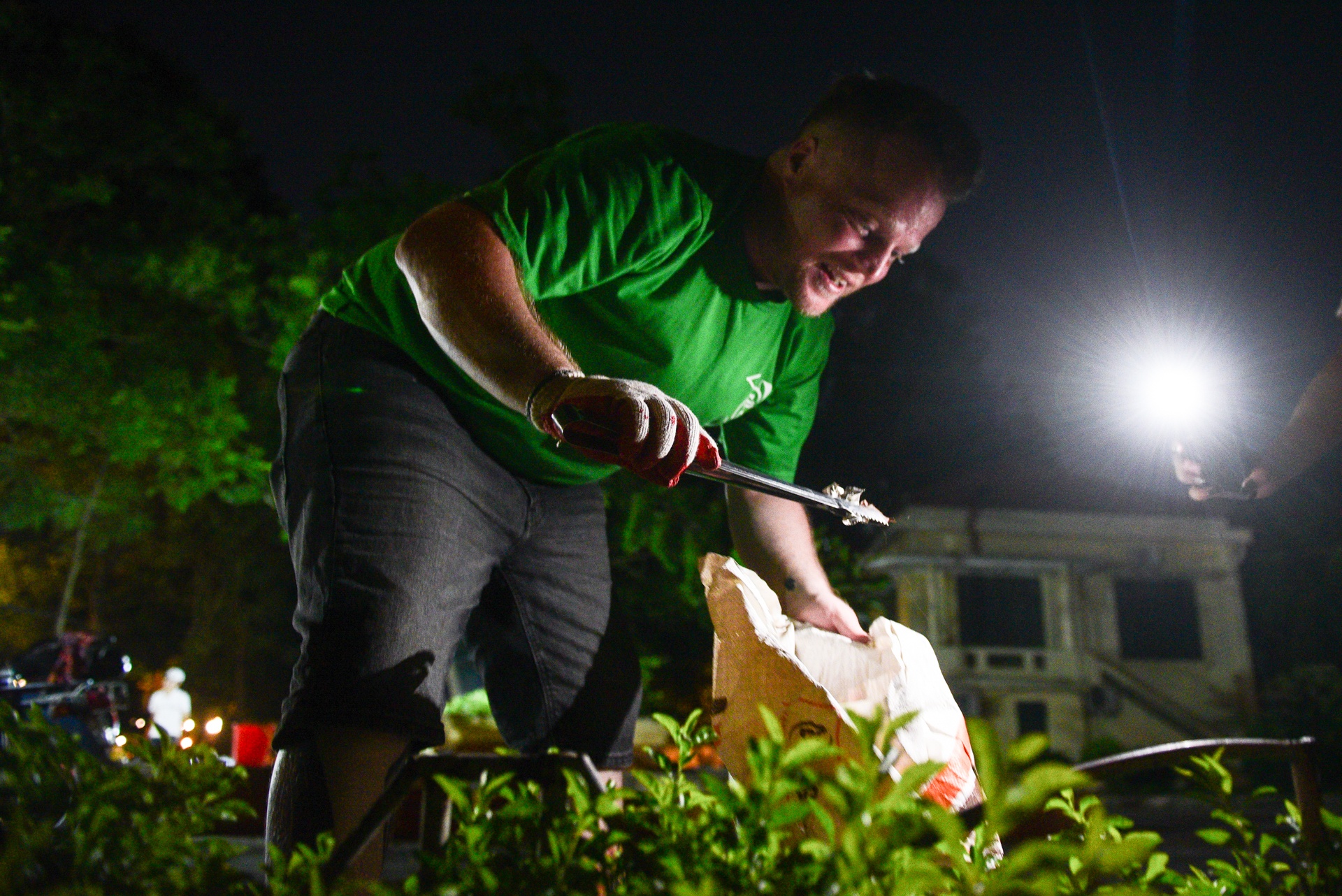 Chang trai nguoi My 4 nam don rac quanh Ha Noi anh 18