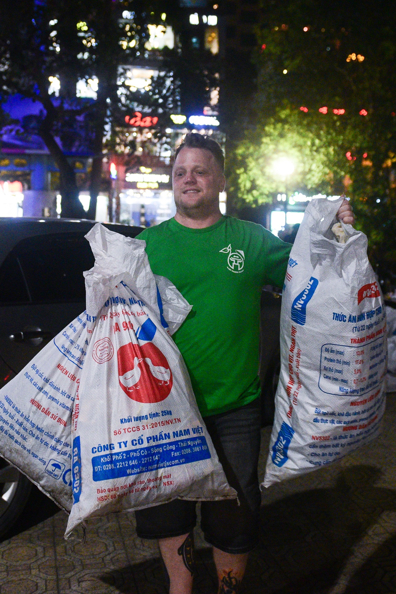 Chang trai nguoi My 4 nam don rac quanh Ha Noi anh 26