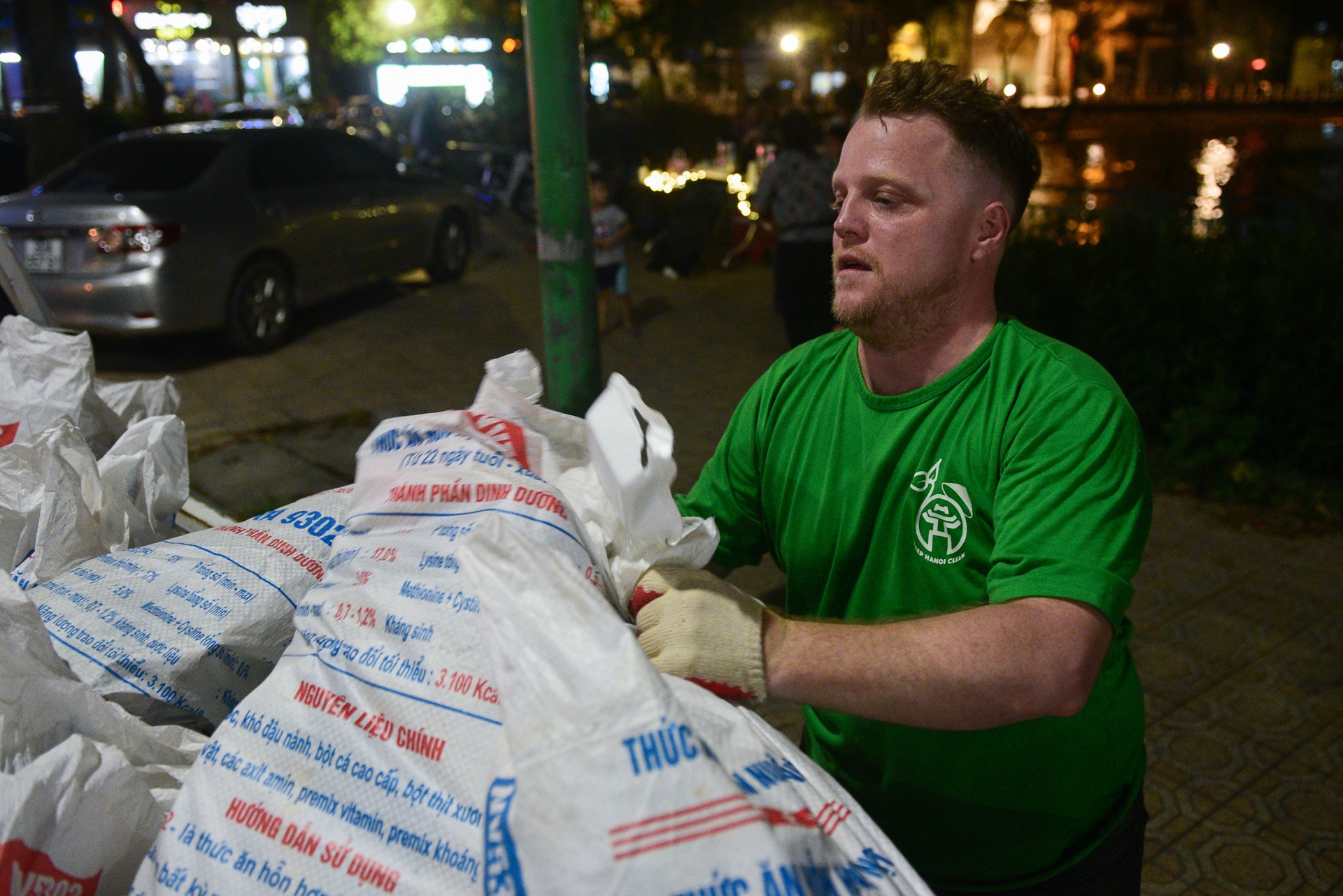 Chang trai nguoi My 4 nam don rac quanh Ha Noi anh 25