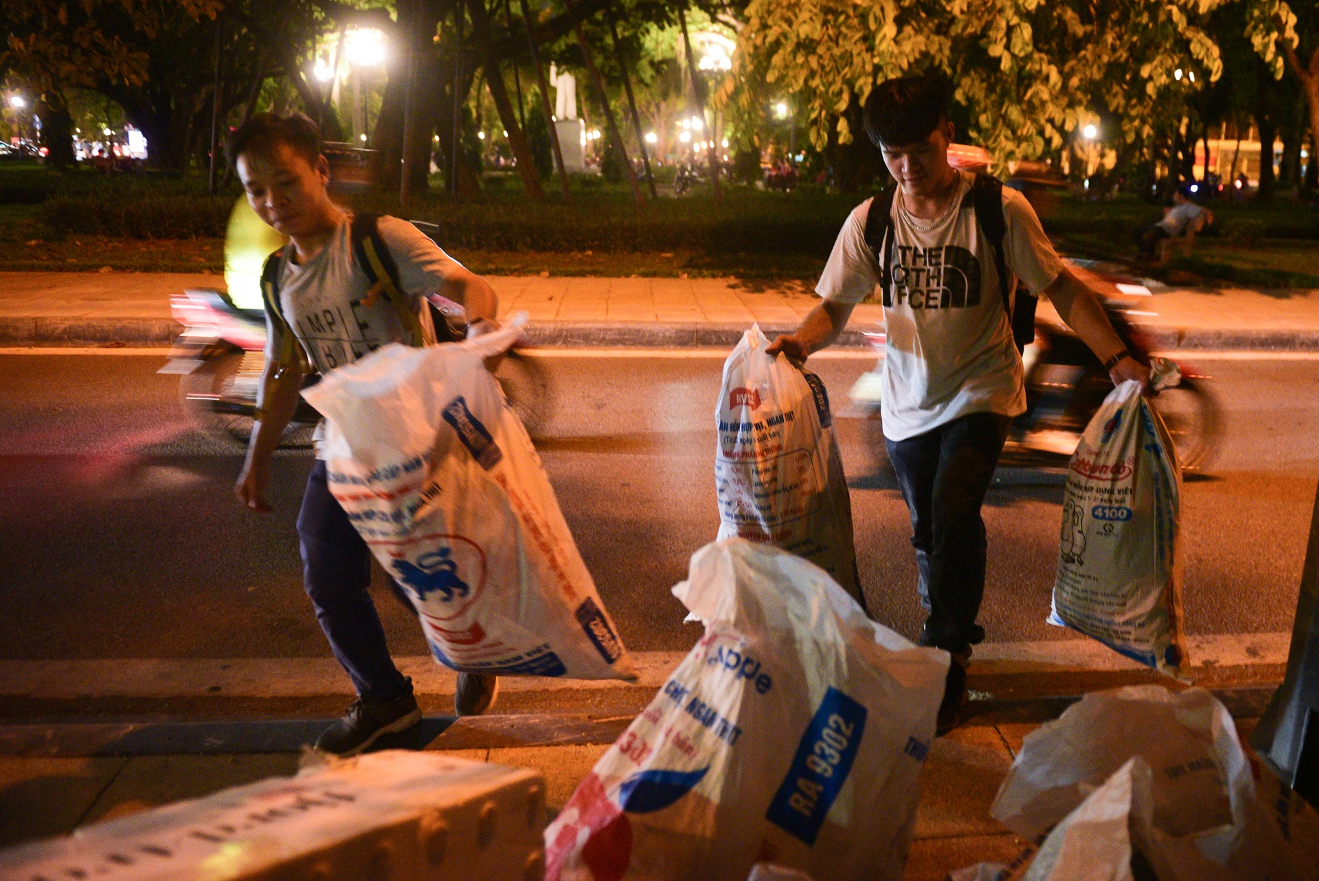 Chang trai nguoi My 4 nam don rac quanh Ha Noi anh 28