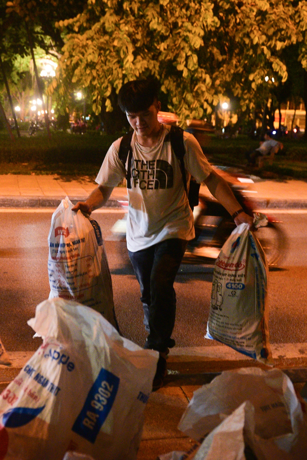 Chang trai nguoi My 4 nam don rac quanh Ha Noi anh 29