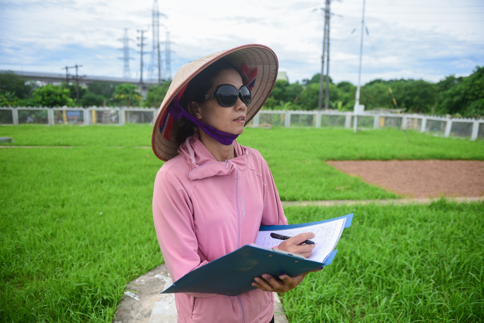 nhân viên khí tượng trong ngày nắng 40 độ C ảnh 1 nhan vien khi tuong trong ngay nang 40 do C anh 1