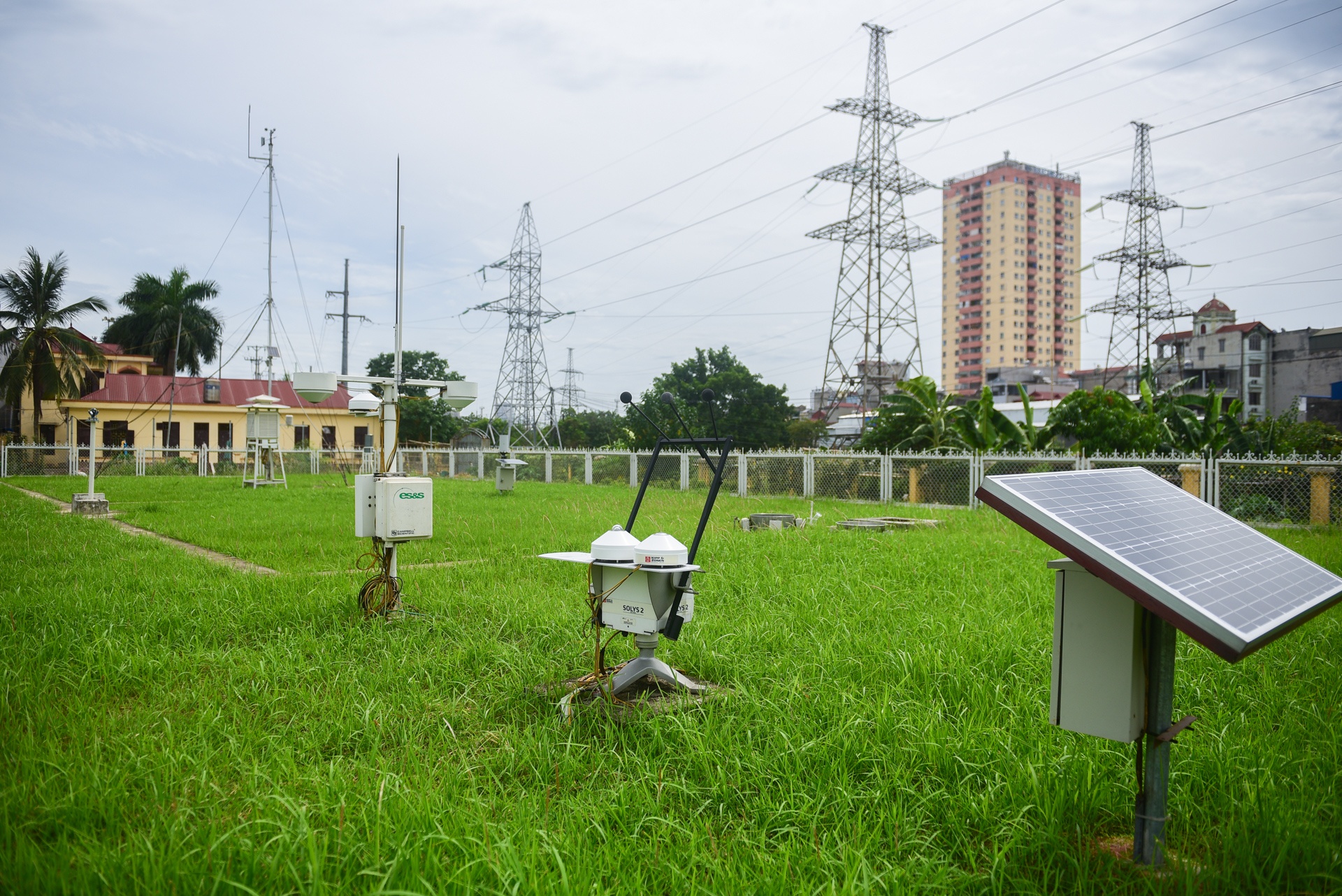 nhân viên khí tượng trong ngày nắng 40 độ C ảnh 5 nhan vien khi tuong trong ngay nang 40 do C anh 5