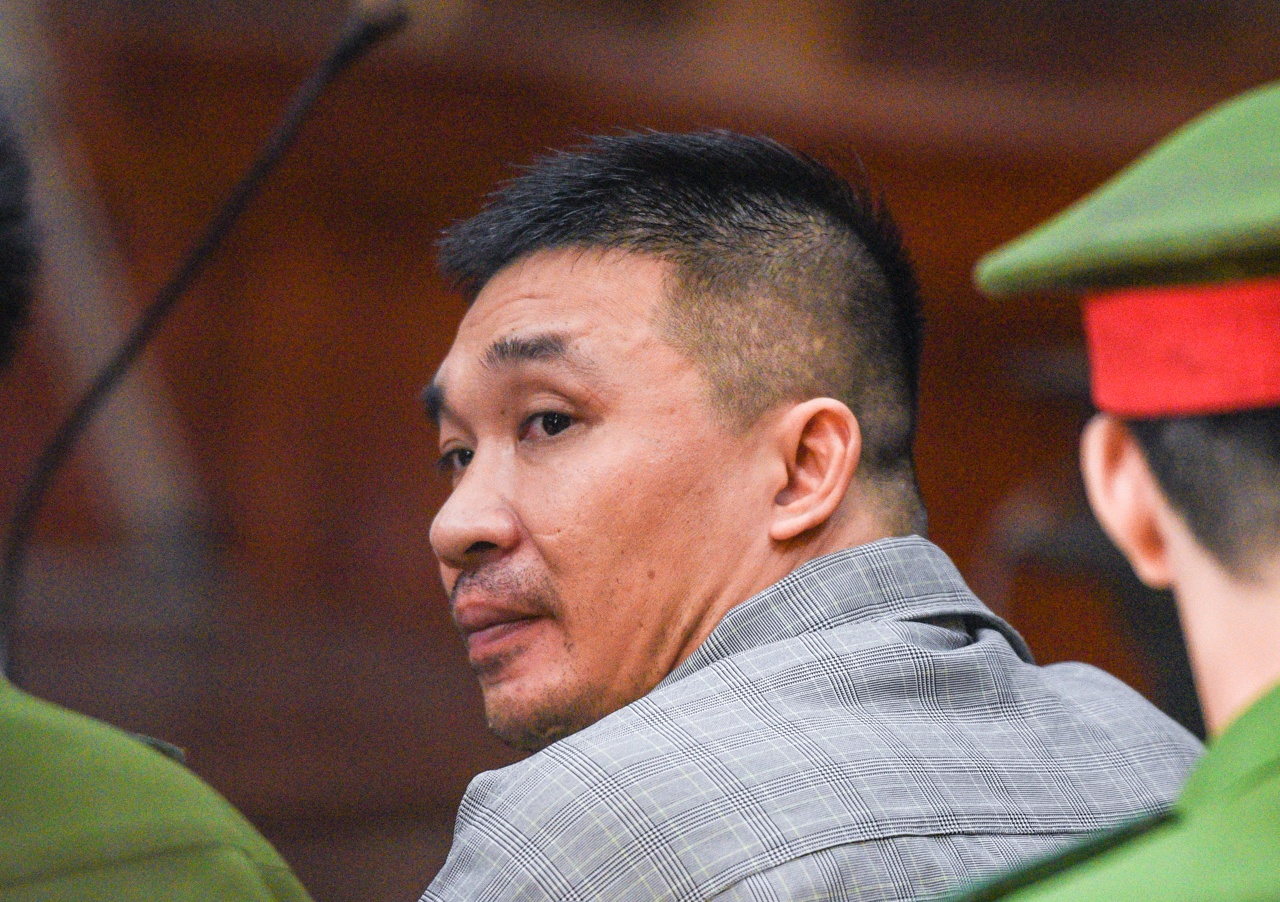 Van Kinh Duong im lang, toa tam hoan de tim luat su hinh anh