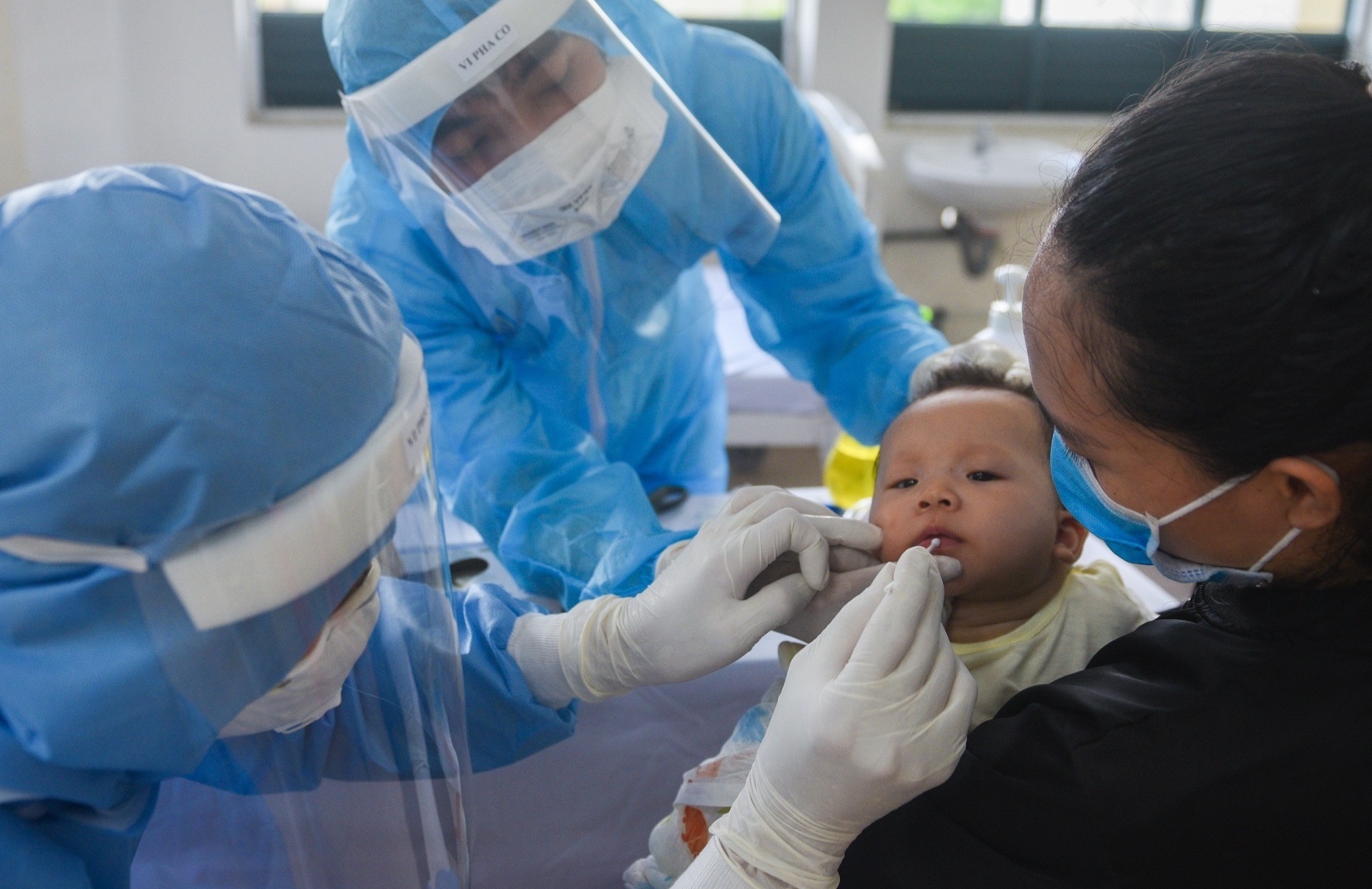 Khu xet nghiem Covid-19 o TP.HCM cho nguoi tu Da Nang tro ve hinh anh