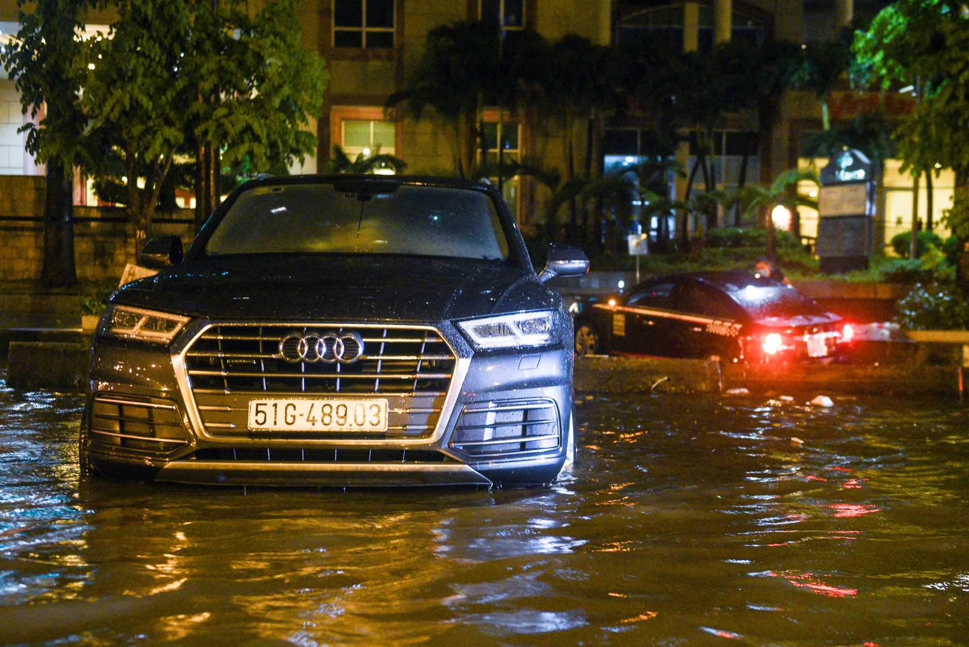 Porsche, Audi nam ca dem tren duong cho cuu ho sau mua lon hinh anh