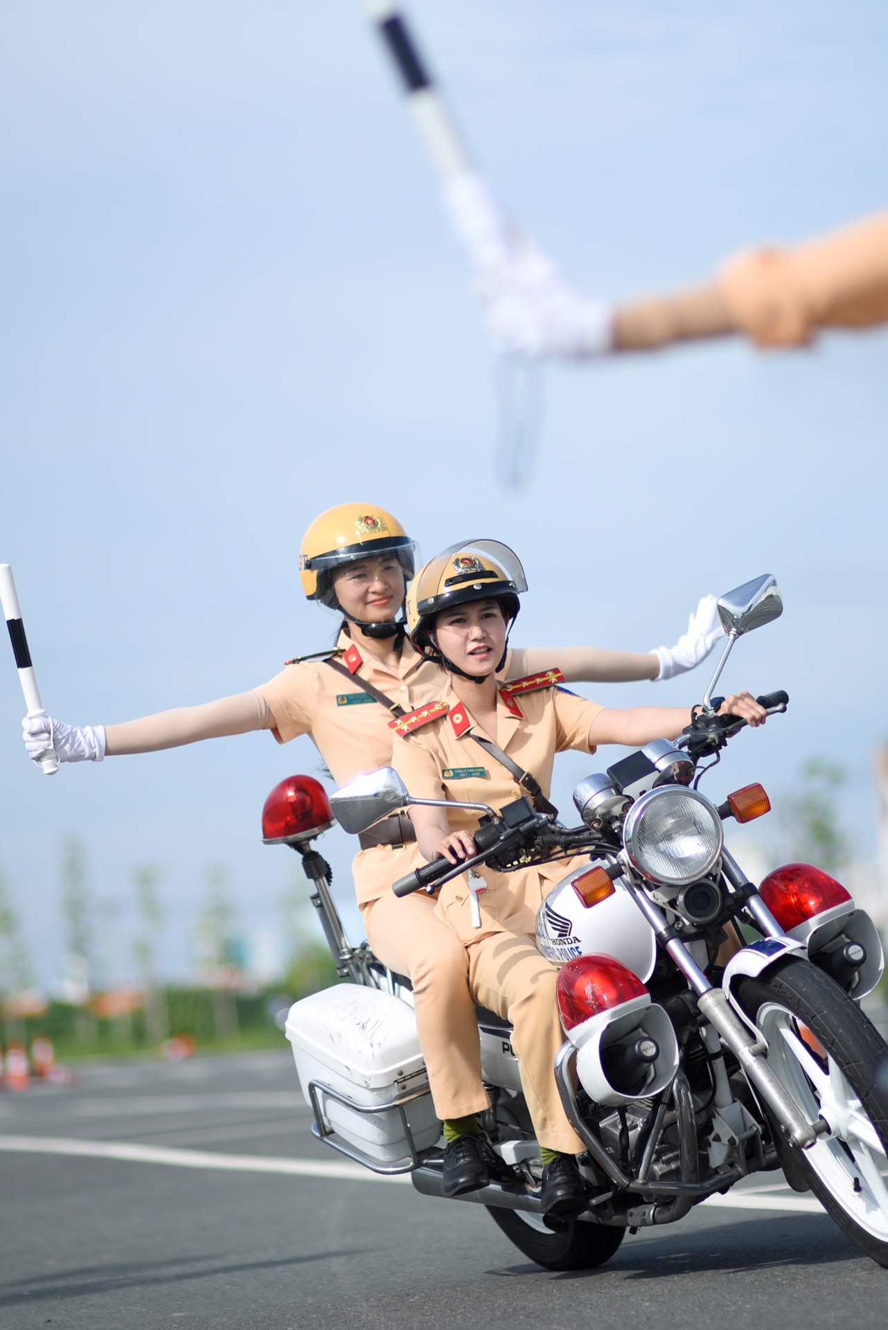 Nu canh sat giao thong anh 4