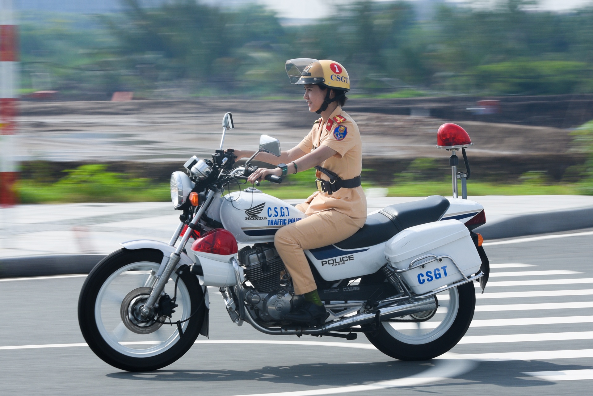 Nu canh sat giao thong anh 19