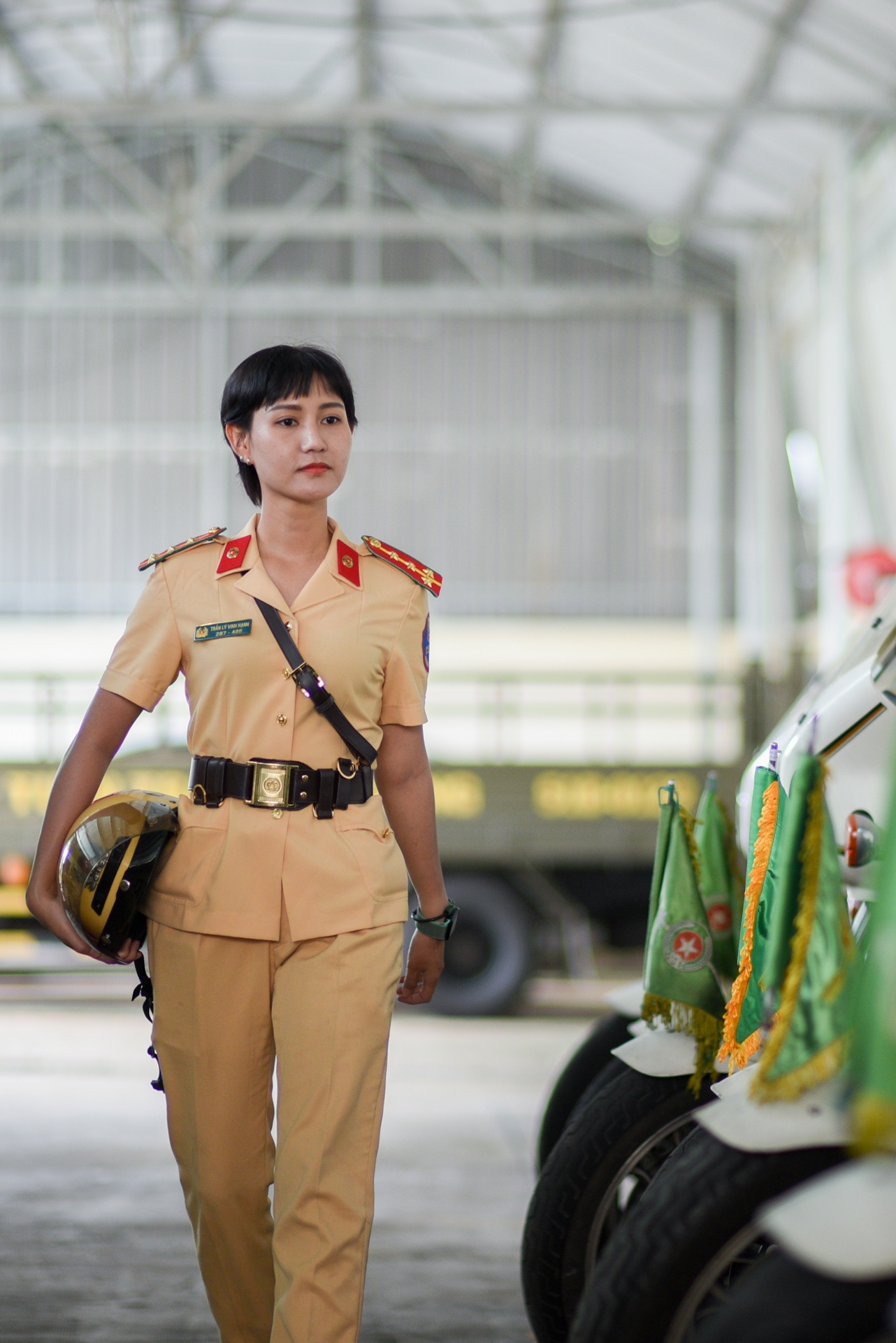 Nu canh sat giao thong anh 8