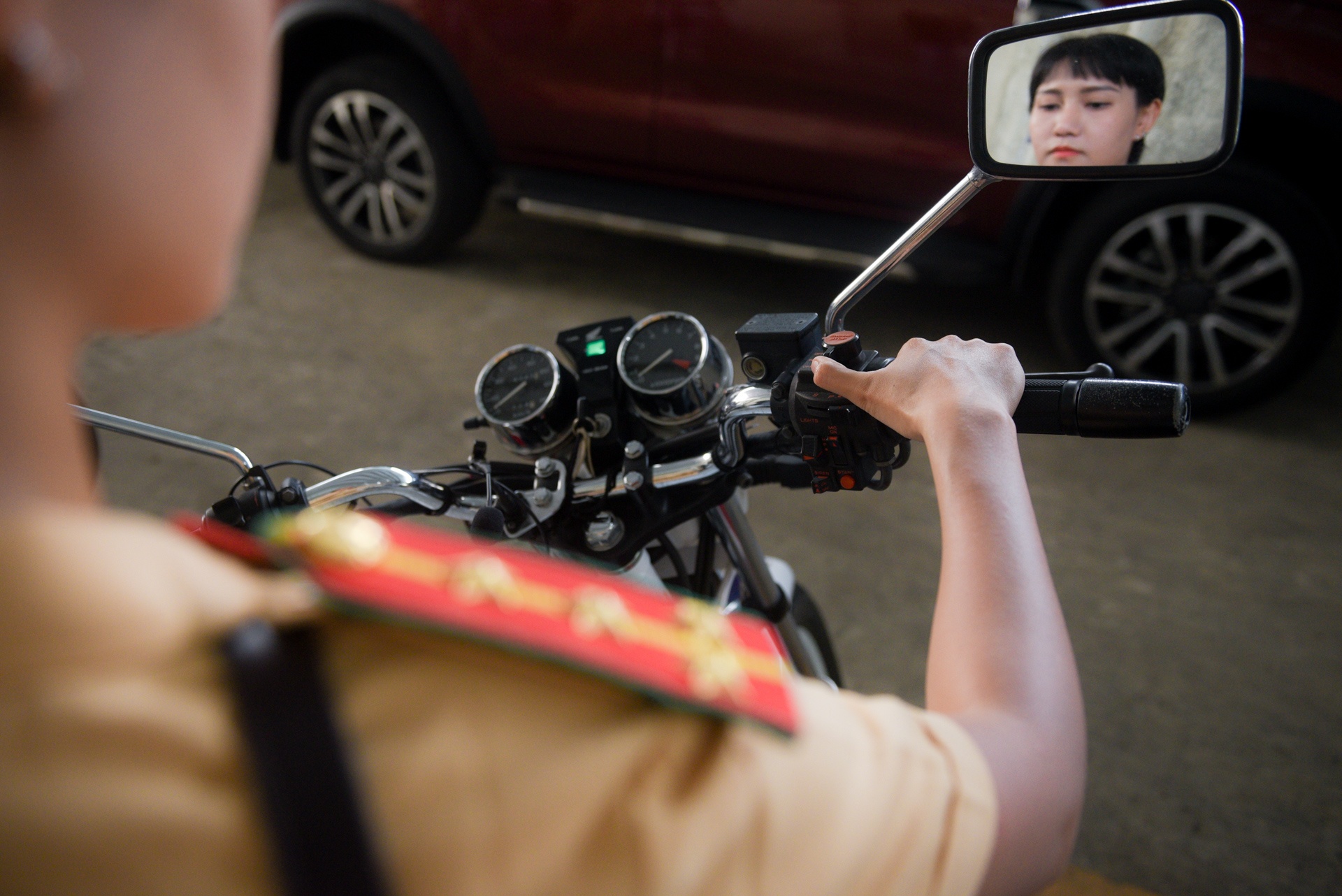 Nu canh sat giao thong anh 9