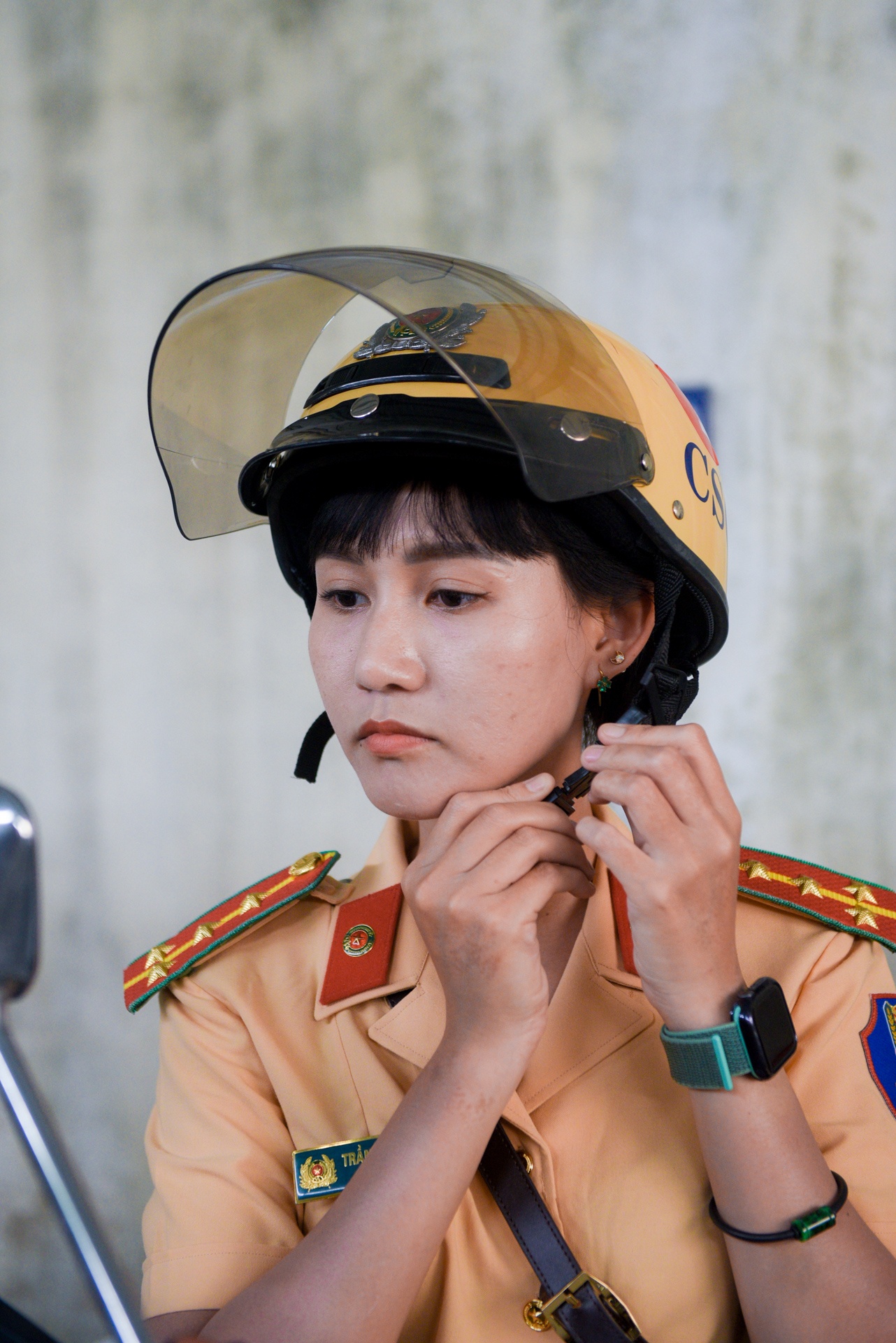 Nu canh sat giao thong anh 12