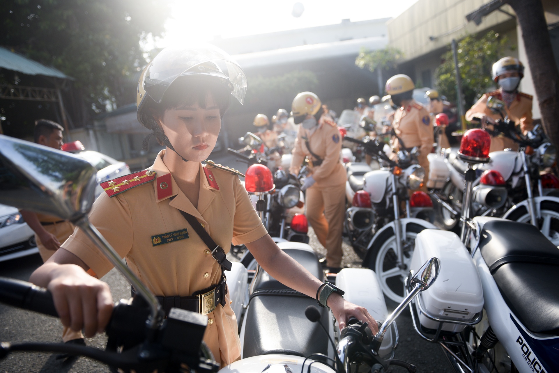 Nu canh sat giao thong anh 11