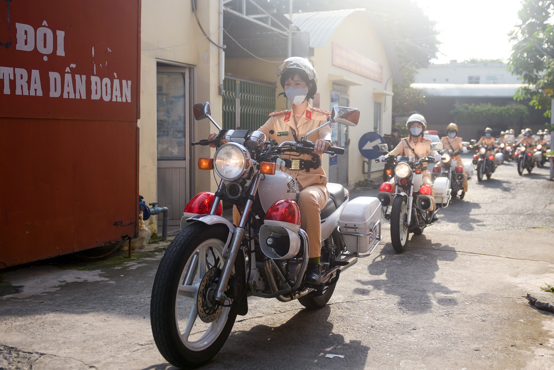 Nu canh sat giao thong anh 13