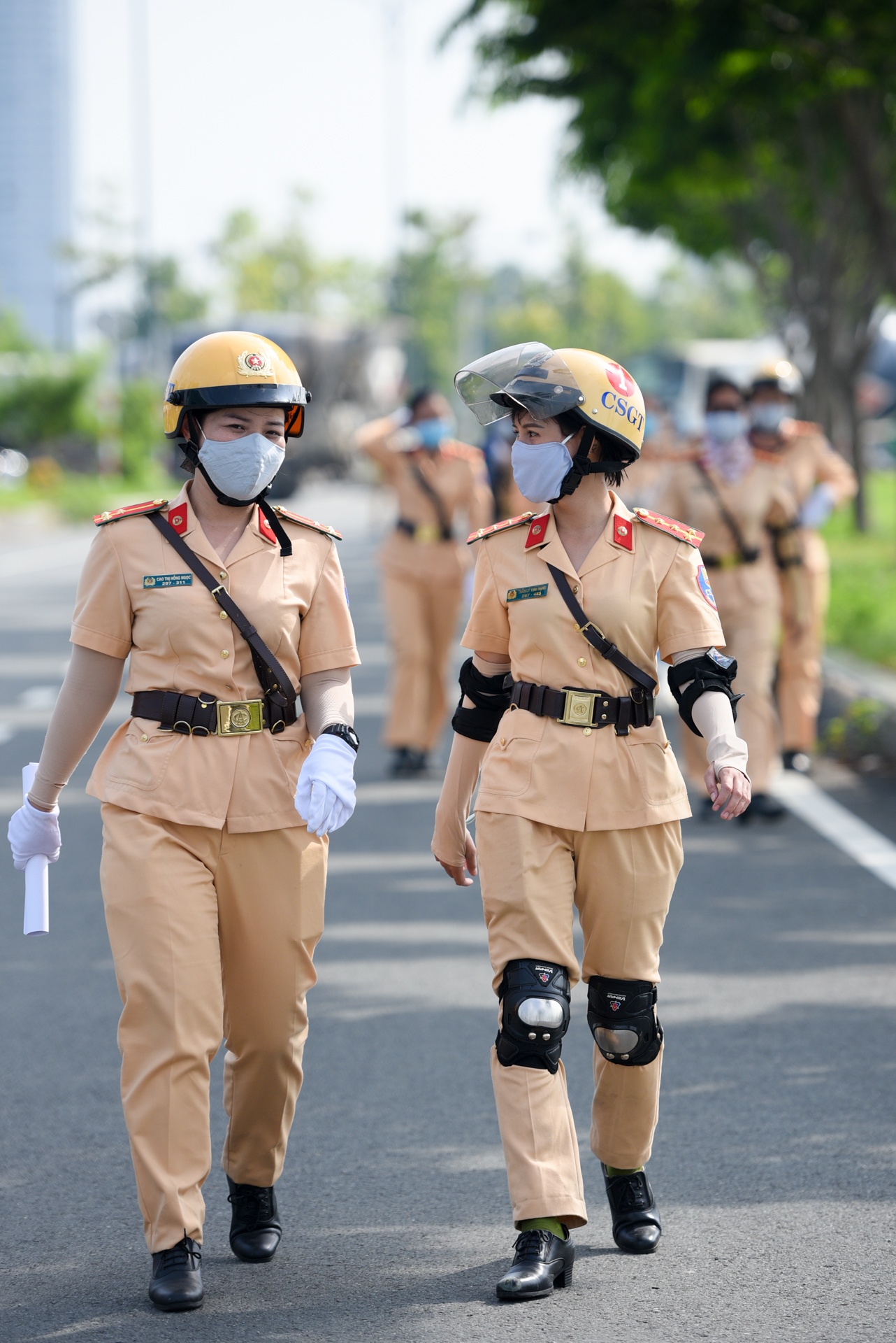 Nu canh sat giao thong anh 30