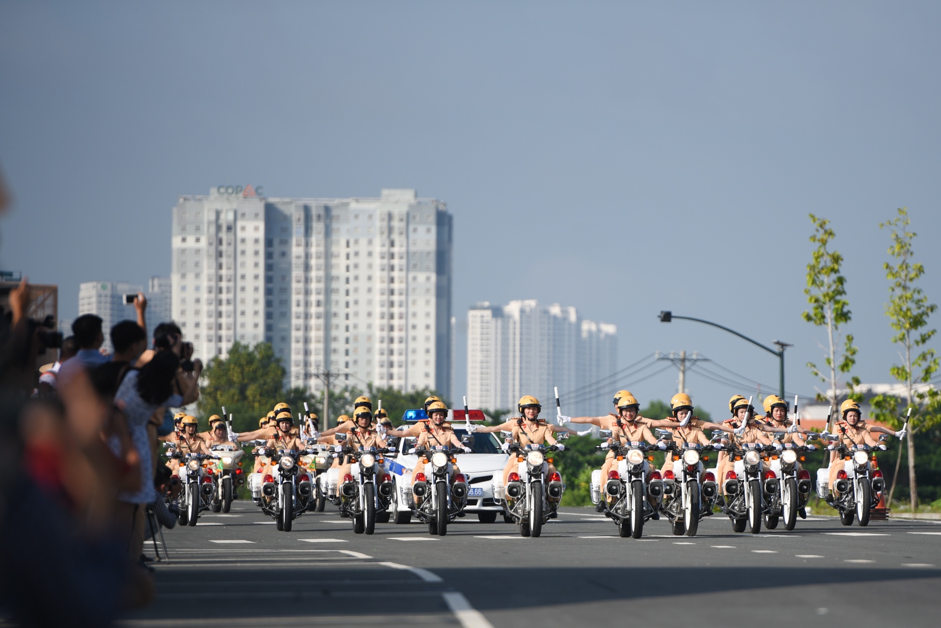 nu CSGT dan doan anh 1