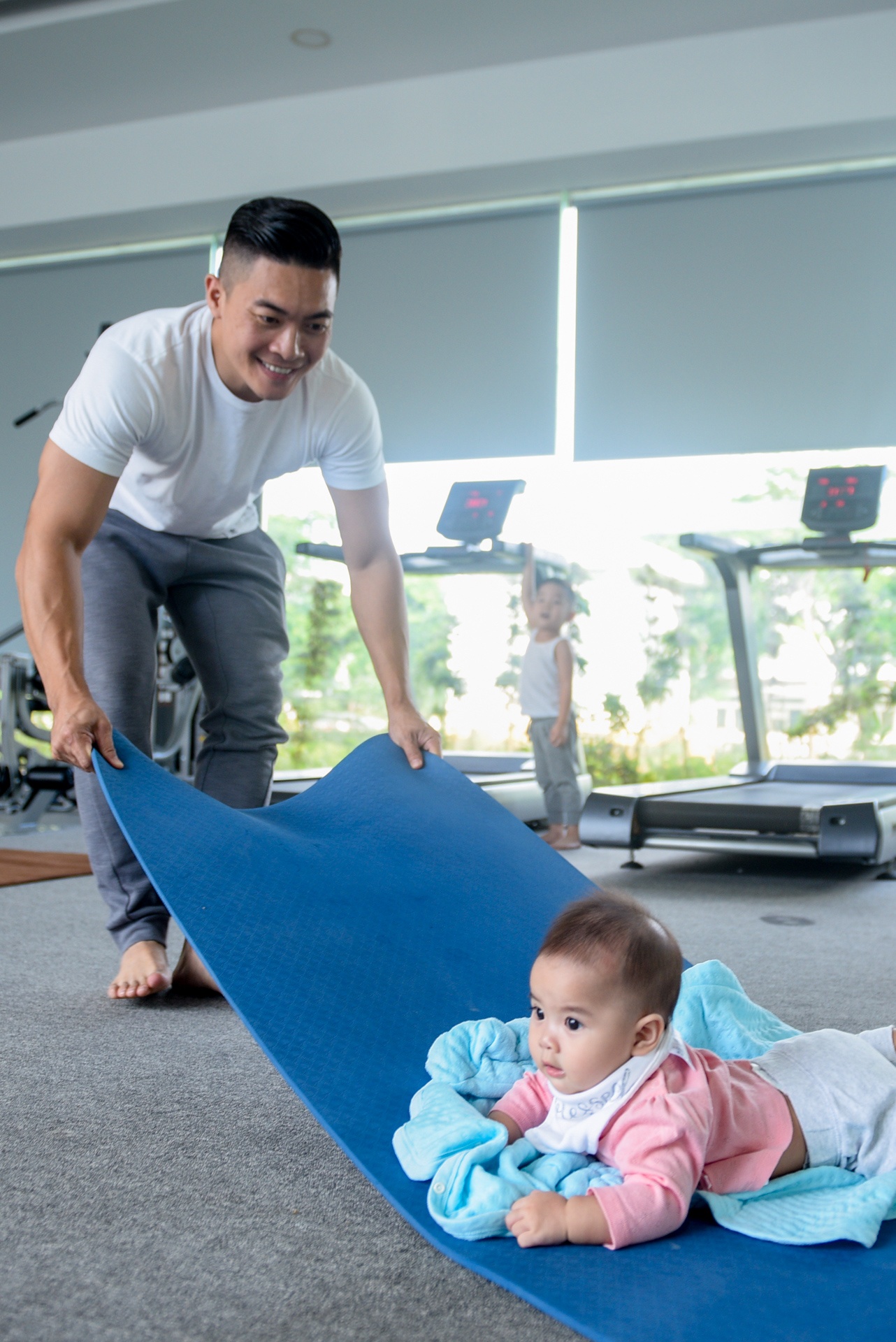 Quoc Co luyen tap xiec cho con trai anh 24