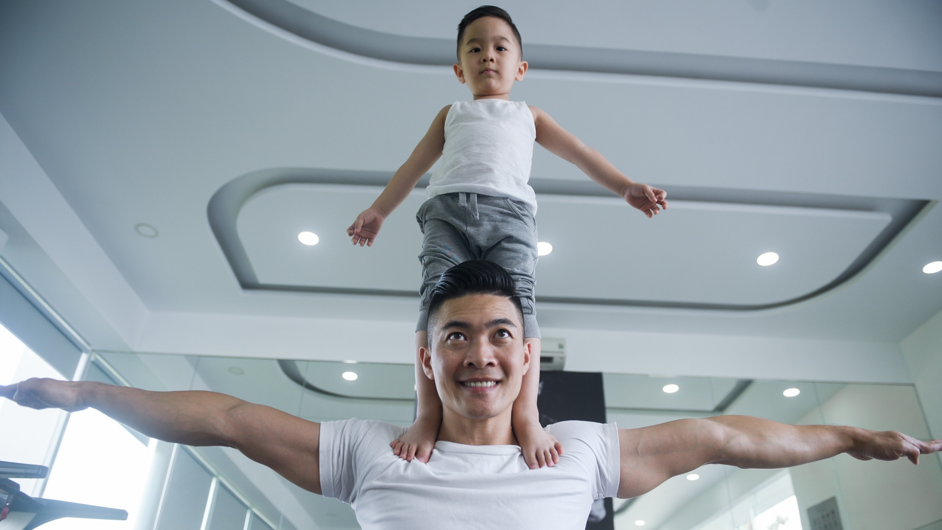 Quoc Co luyen tap xiec cho con trai anh 1