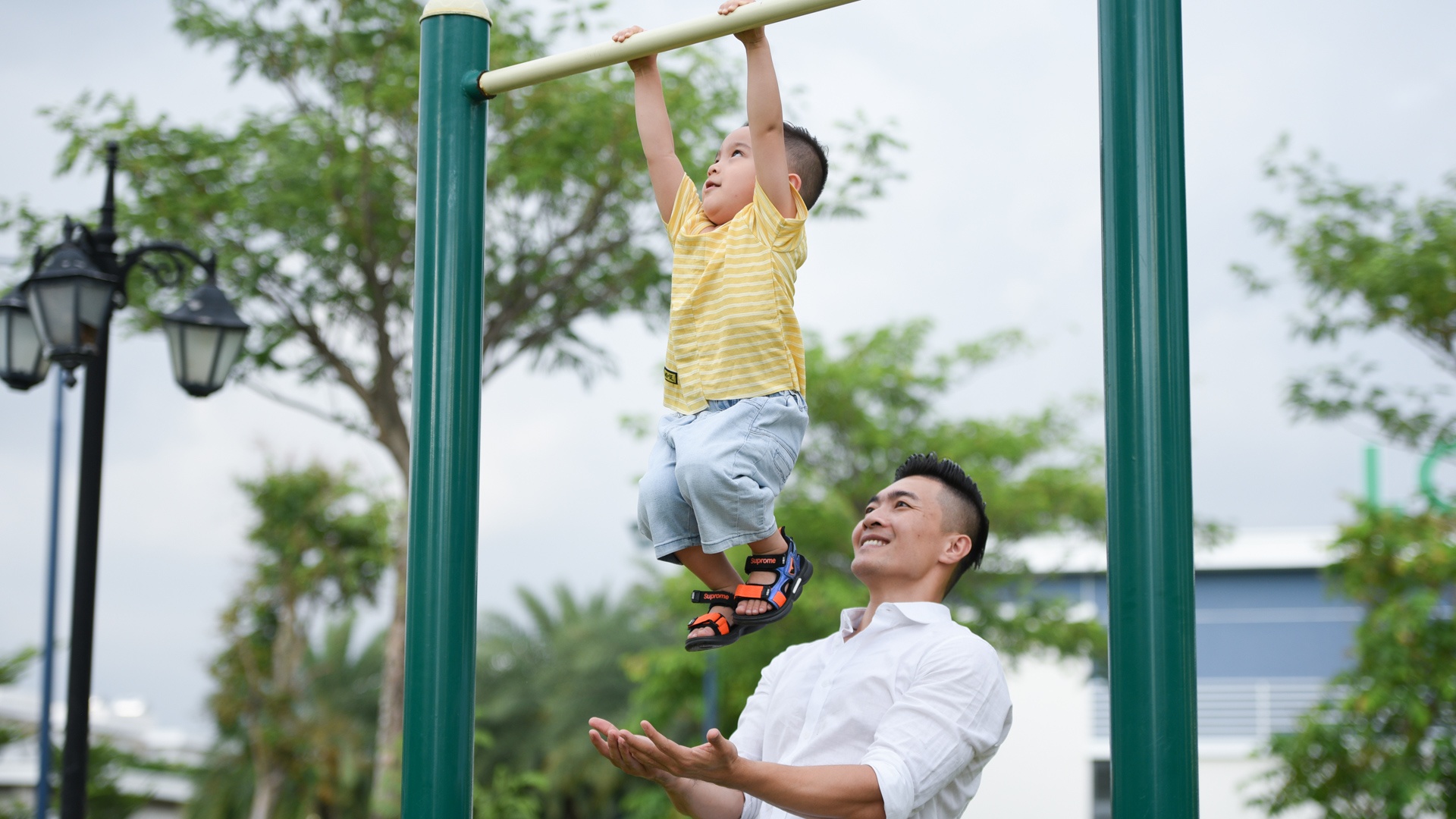 Quoc Co luyen tap xiec cho con trai anh 29