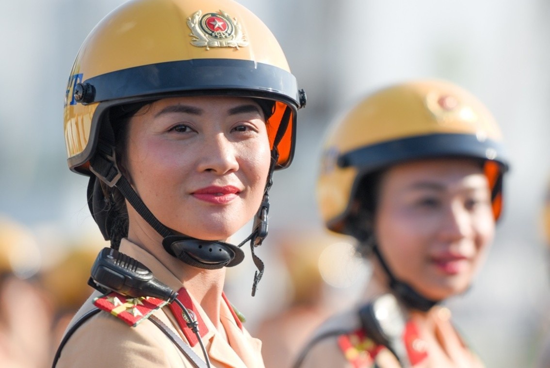 Ra mat doi nu CSGT dan doan dau tien hinh anh