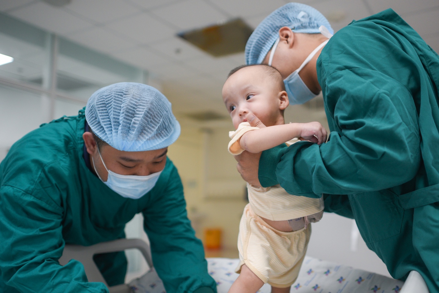 Ngay dau tap di cua Truc Nhi va Dieu Nhi hinh anh