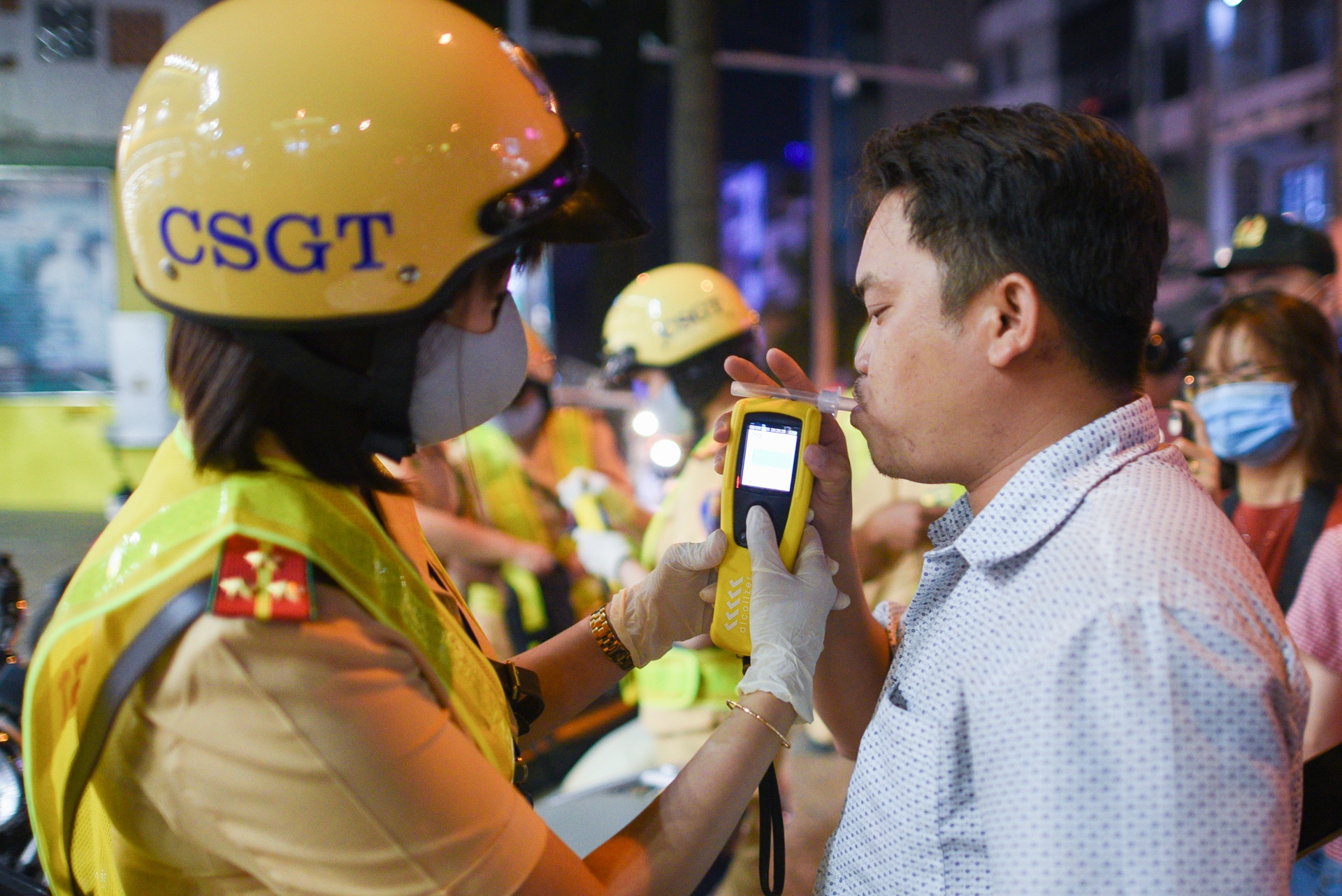 Nu CSGT xu phat nong do con anh 3