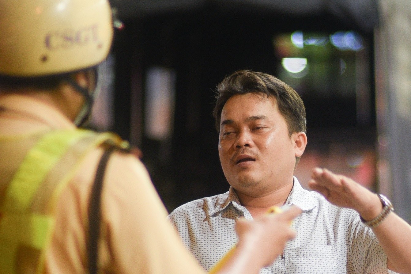 Tai xe 'lam dong tac gia' khi do nong do con hinh anh